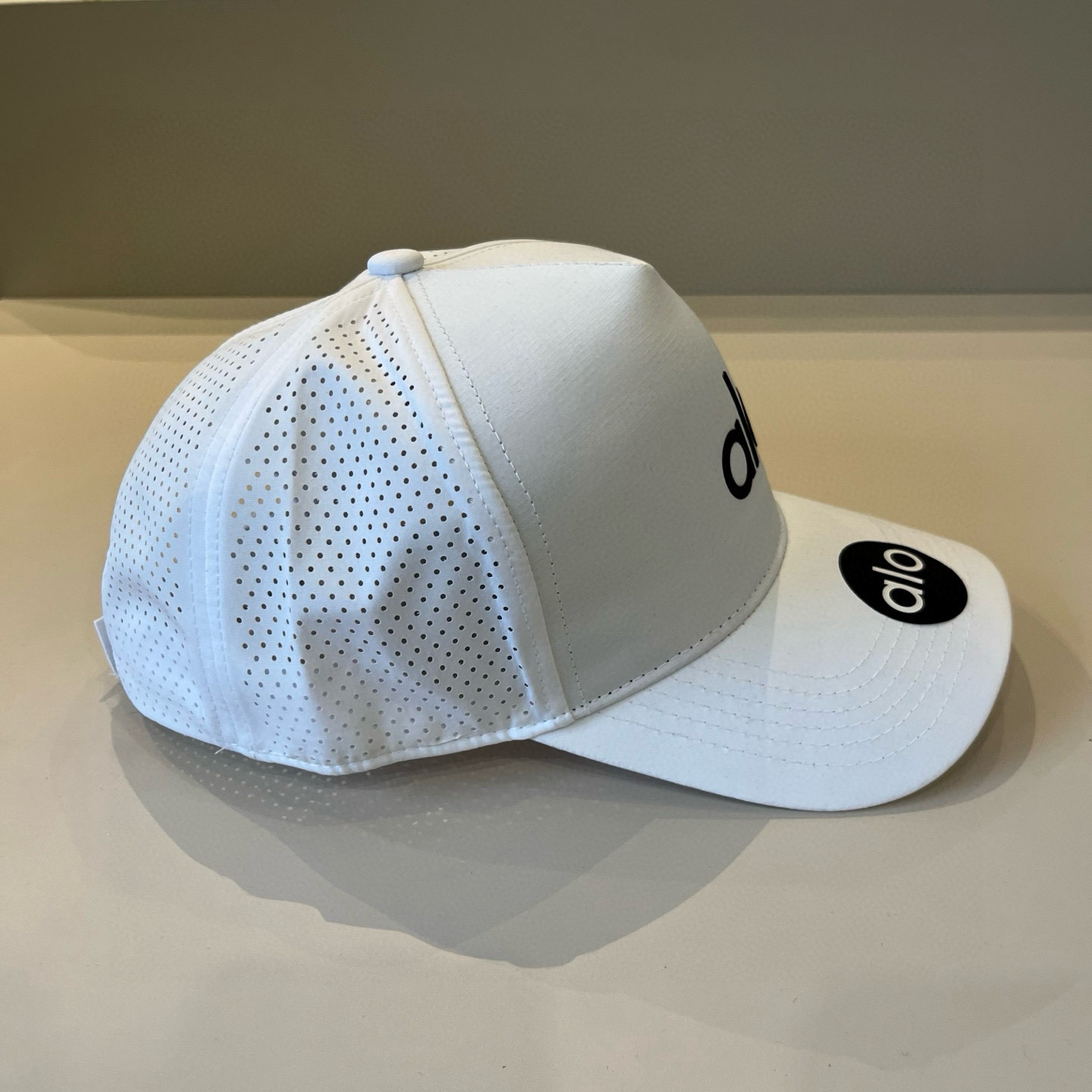  alo 新款定制棒球帽
🧢 设计感满满
日常穿搭 甜酷十足‼️
洋气 高级 不挑人‼️