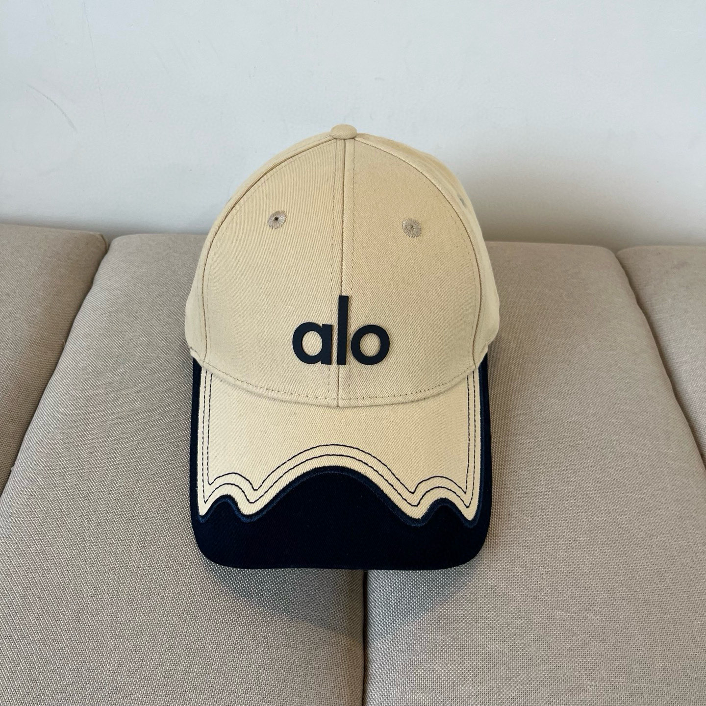  alo 新款定制棒球帽
🧢 设计感满满
日常穿搭 甜酷十足‼️
洋气 高级 不挑人‼️