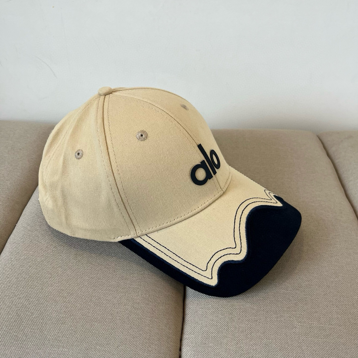 alo 新款定制棒球帽
🧢 设计感满满
日常穿搭 甜酷十足‼️
洋气 高级 不挑人‼️