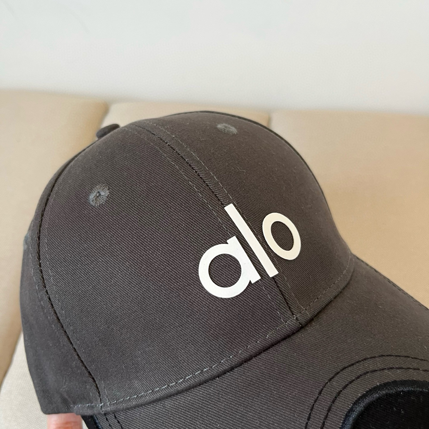  alo 新款定制棒球帽
🧢 设计感满满
日常穿搭 甜酷十足‼️
洋气 高级 不挑人‼️