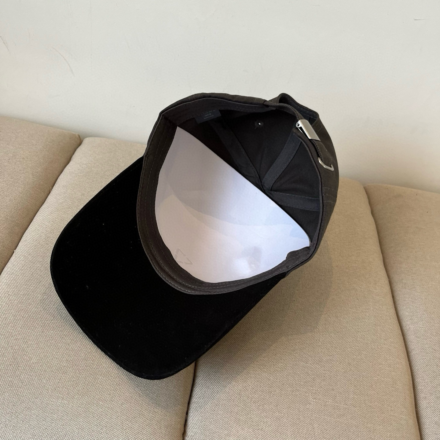  alo 新款定制棒球帽
🧢 设计感满满
日常穿搭 甜酷十足‼️
洋气 高级 不挑人‼️