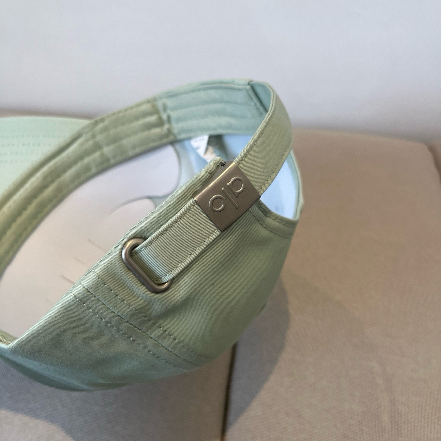  alo 新款定制棒球帽
🧢 设计感满满
日常穿搭 甜酷十足‼️
洋气 高级 不挑人‼️