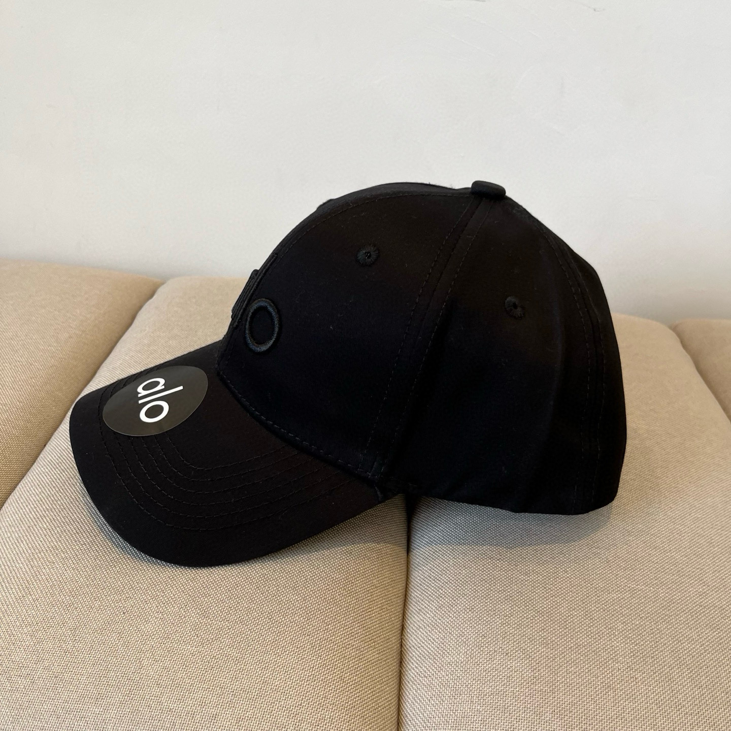  alo 新款定制棒球帽
🧢 设计感满满
日常穿搭 甜酷十足‼️
洋气 高级 不挑人‼️