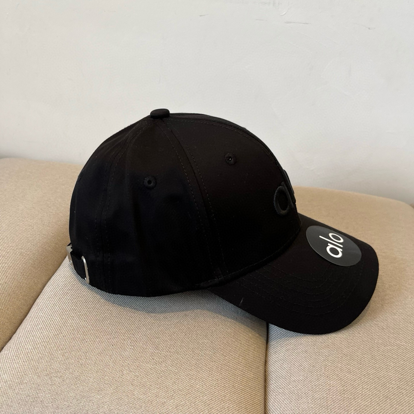  alo 新款定制棒球帽
🧢 设计感满满
日常穿搭 甜酷十足‼️
洋气 高级 不挑人‼️