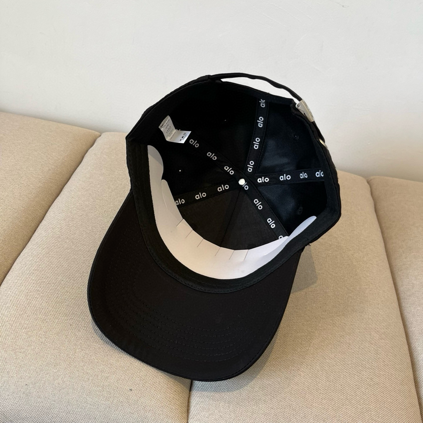  alo 新款定制棒球帽
🧢 设计感满满
日常穿搭 甜酷十足‼️
洋气 高级 不挑人‼️