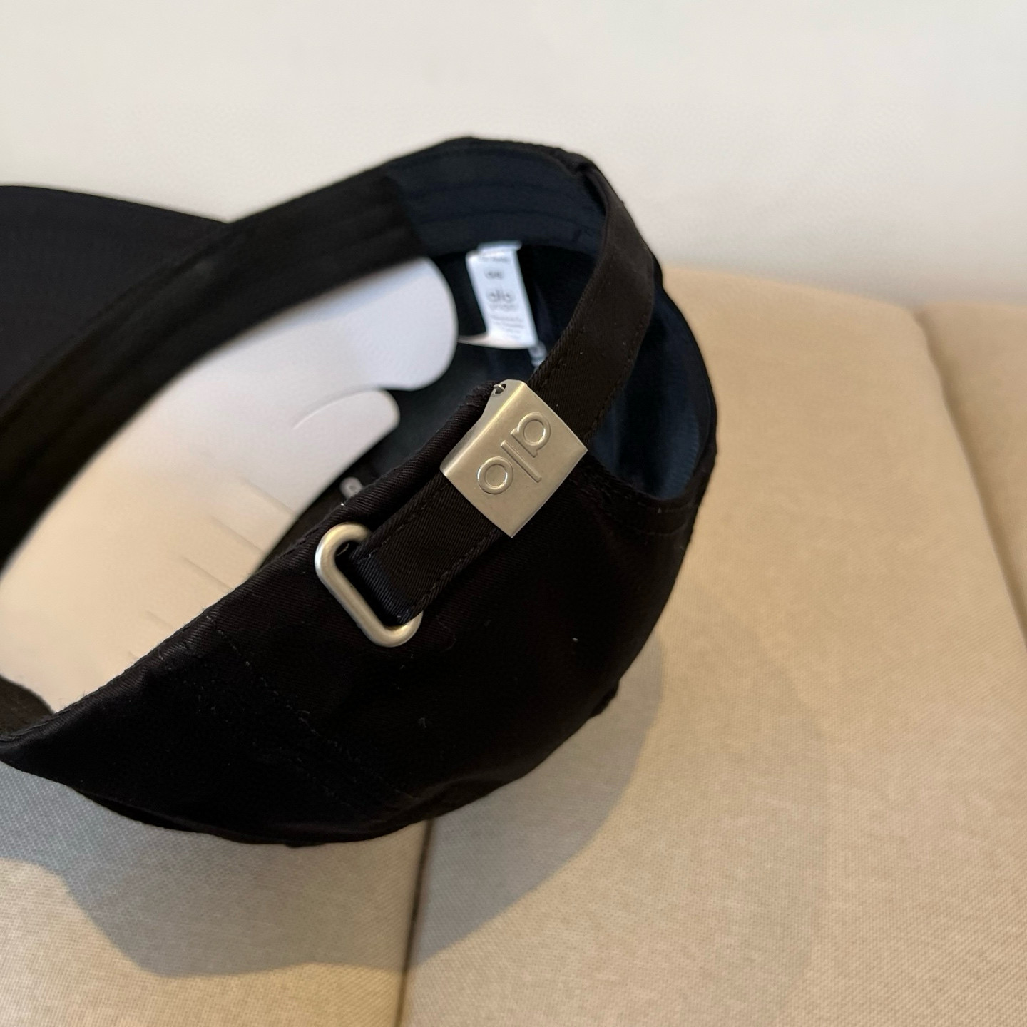  alo 新款定制棒球帽
🧢 设计感满满
日常穿搭 甜酷十足‼️
洋气 高级 不挑人‼️