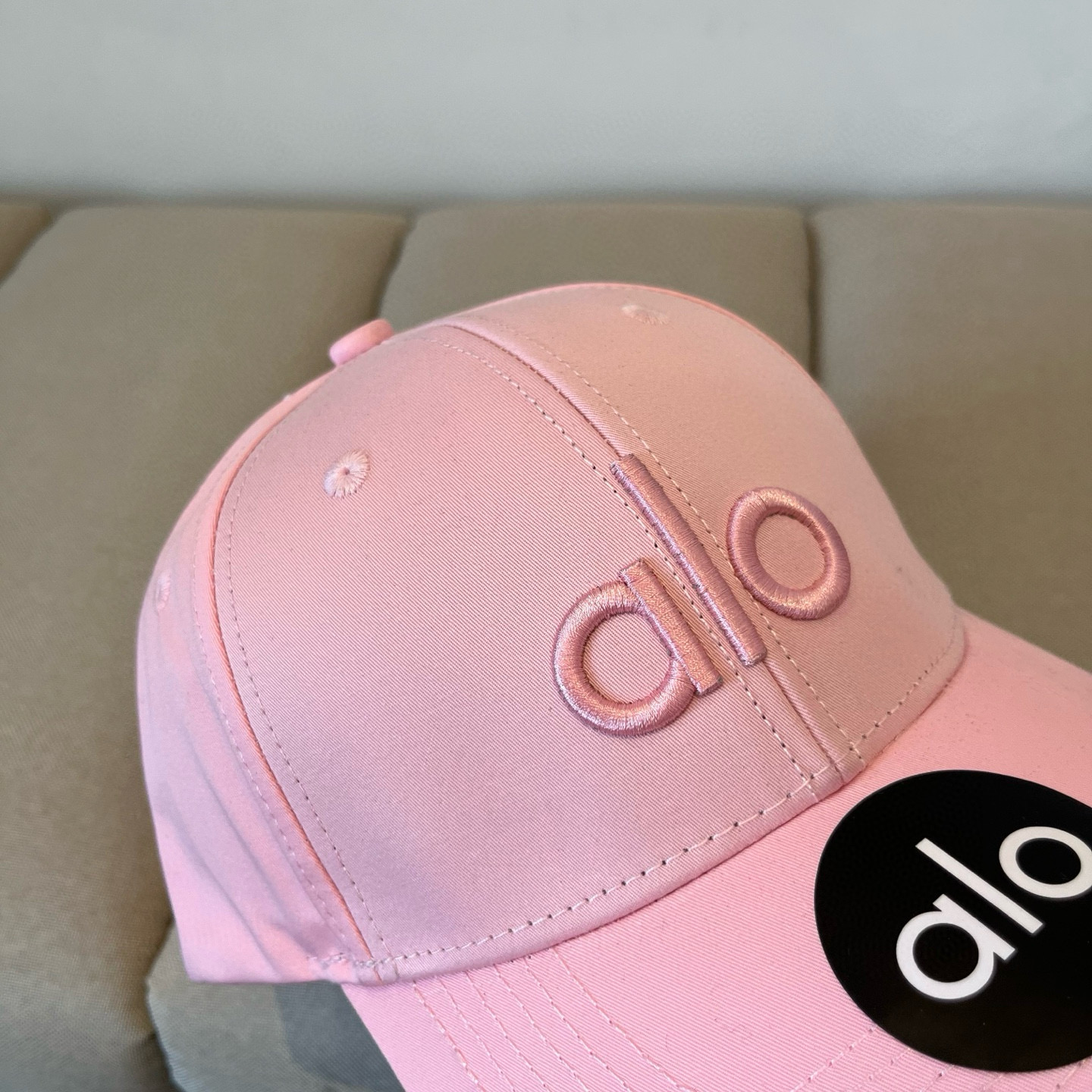  alo 新款定制棒球帽
🧢 设计感满满
日常穿搭 甜酷十足‼️
洋气 高级 不挑人‼️