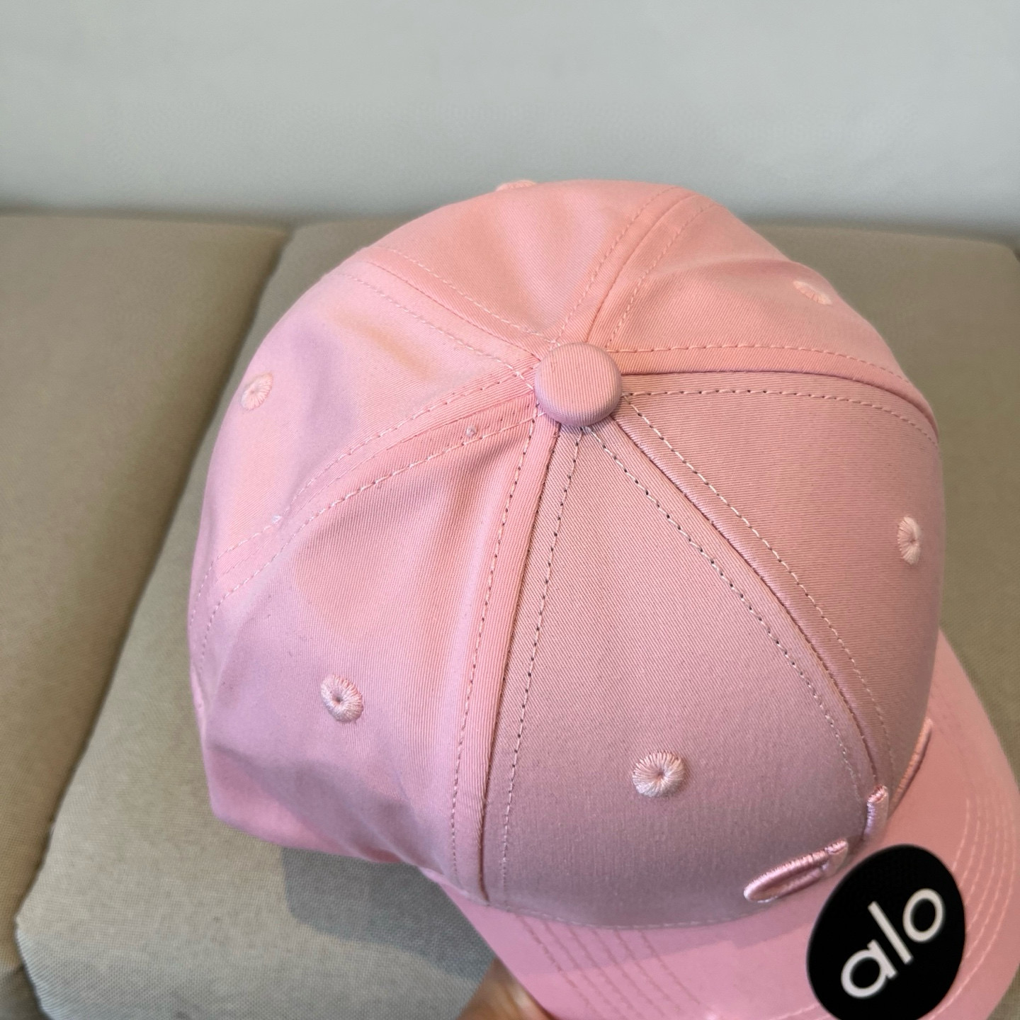  alo 新款定制棒球帽
🧢 设计感满满
日常穿搭 甜酷十足‼️
洋气 高级 不挑人‼️