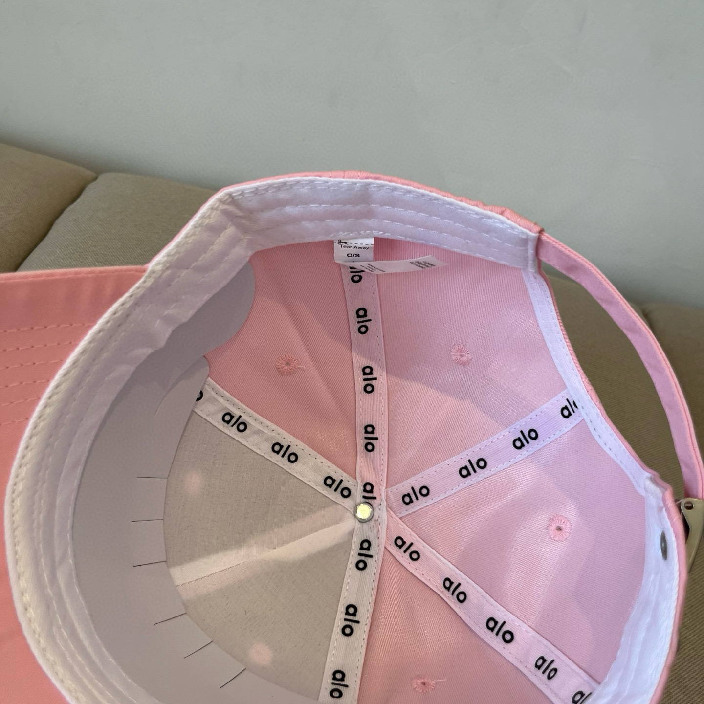  alo 新款定制棒球帽
🧢 设计感满满
日常穿搭 甜酷十足‼️
洋气 高级 不挑人‼️