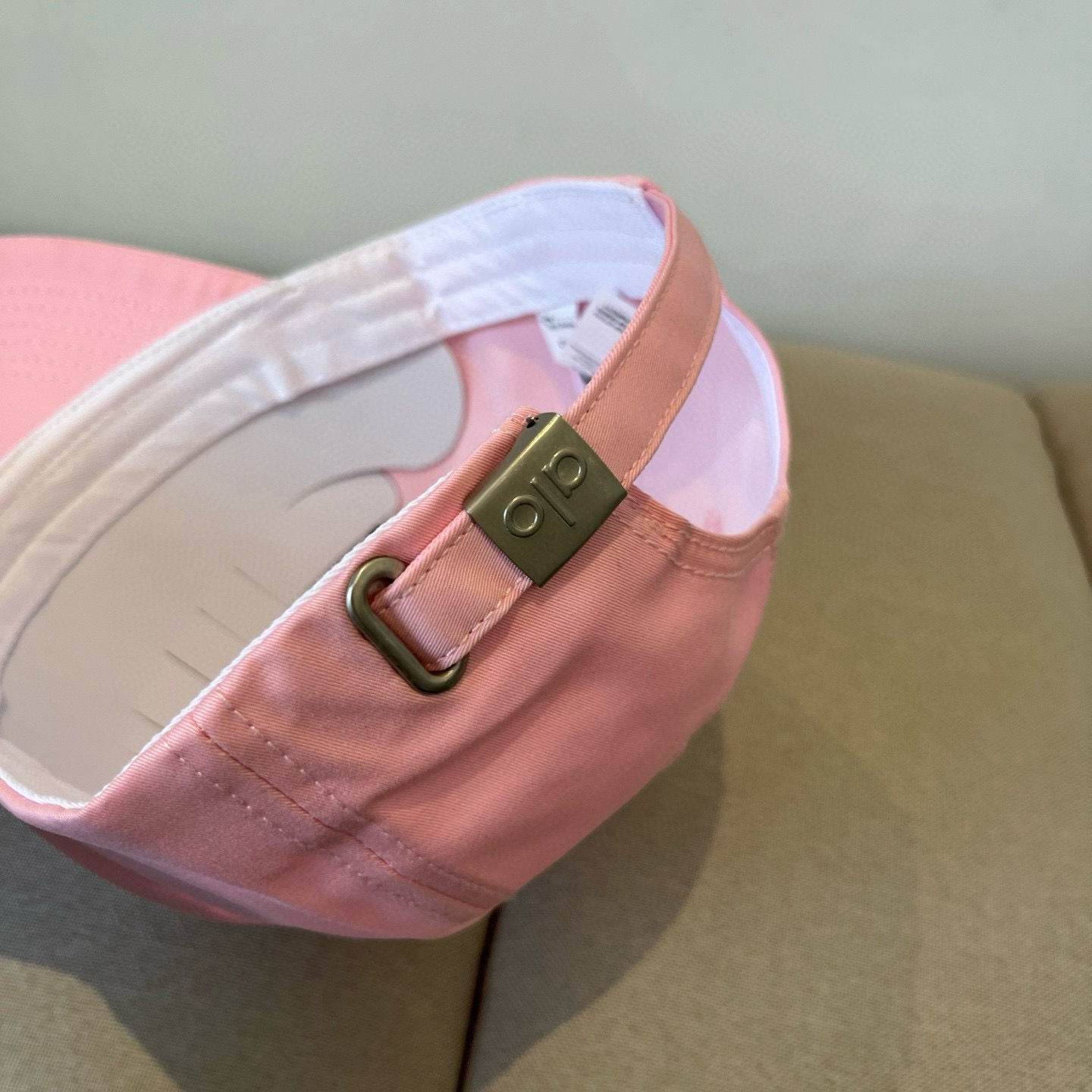  alo 新款定制棒球帽
🧢 设计感满满
日常穿搭 甜酷十足‼️
洋气 高级 不挑人‼️