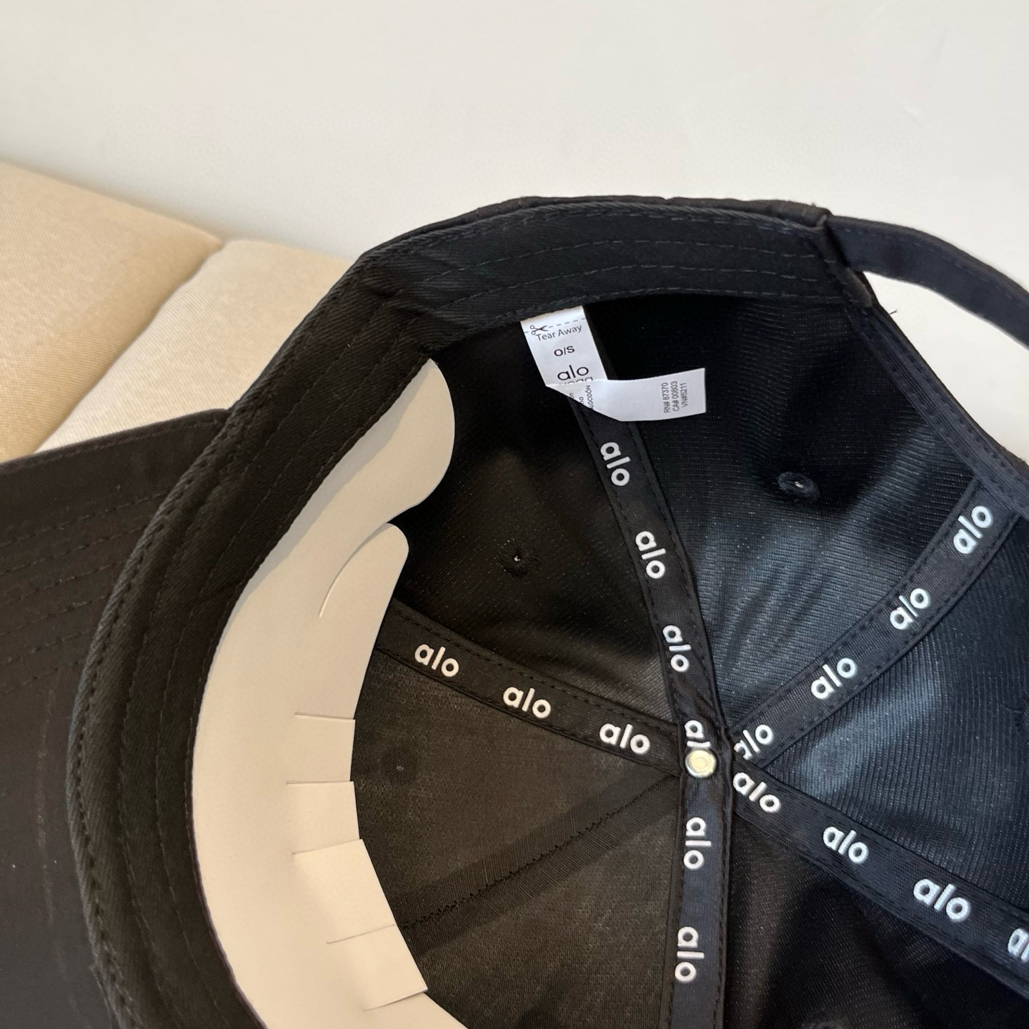  alo 新款定制棒球帽
🧢 设计感满满
日常穿搭 甜酷十足‼️
洋气 高级 不挑人‼️