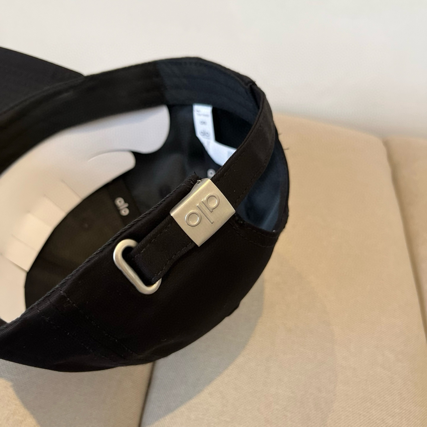  alo 新款定制棒球帽
🧢 设计感满满
日常穿搭 甜酷十足‼️
洋气 高级 不挑人‼️