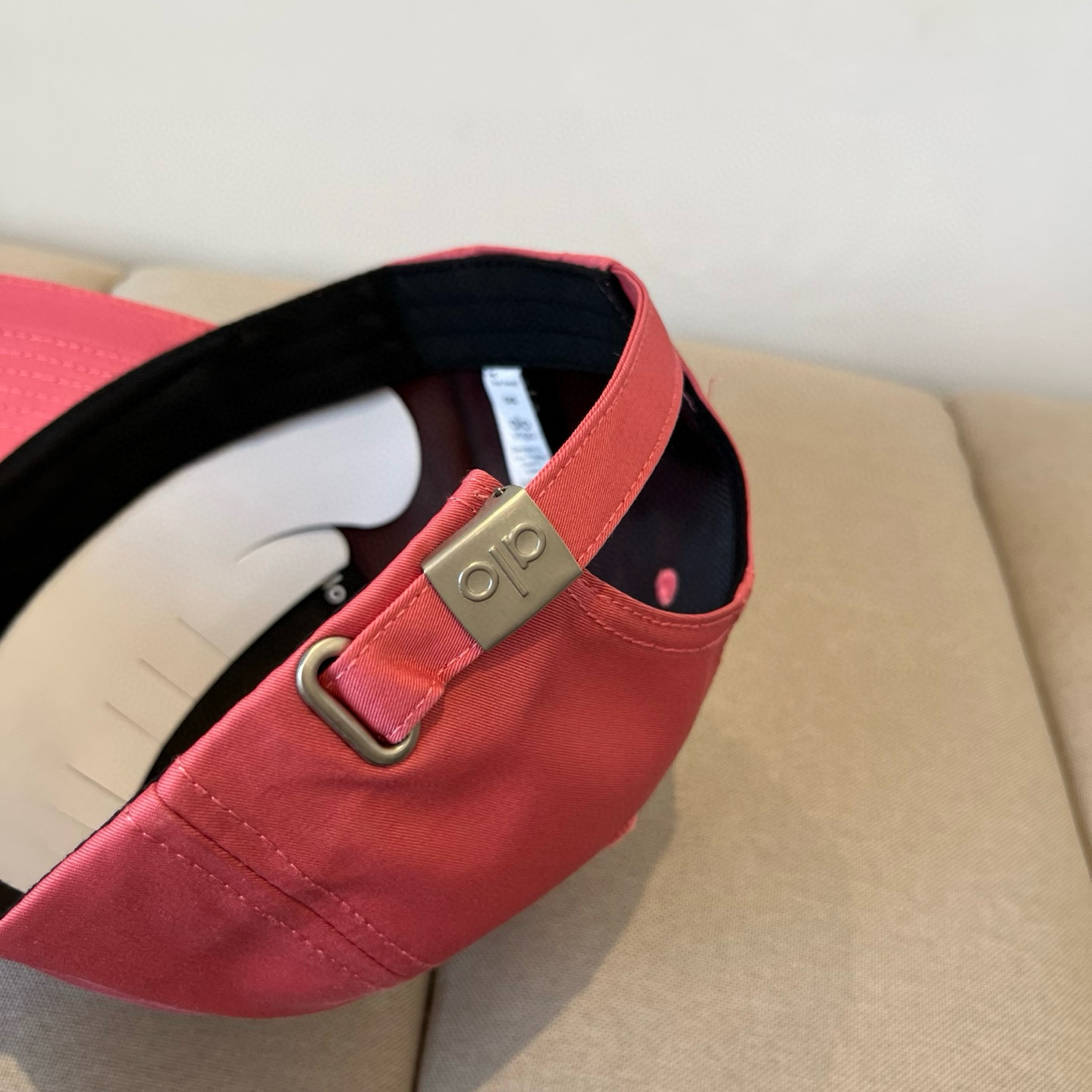  alo 新款定制棒球帽
🧢 设计感满满
日常穿搭 甜酷十足‼️
洋气 高级 不挑人‼️