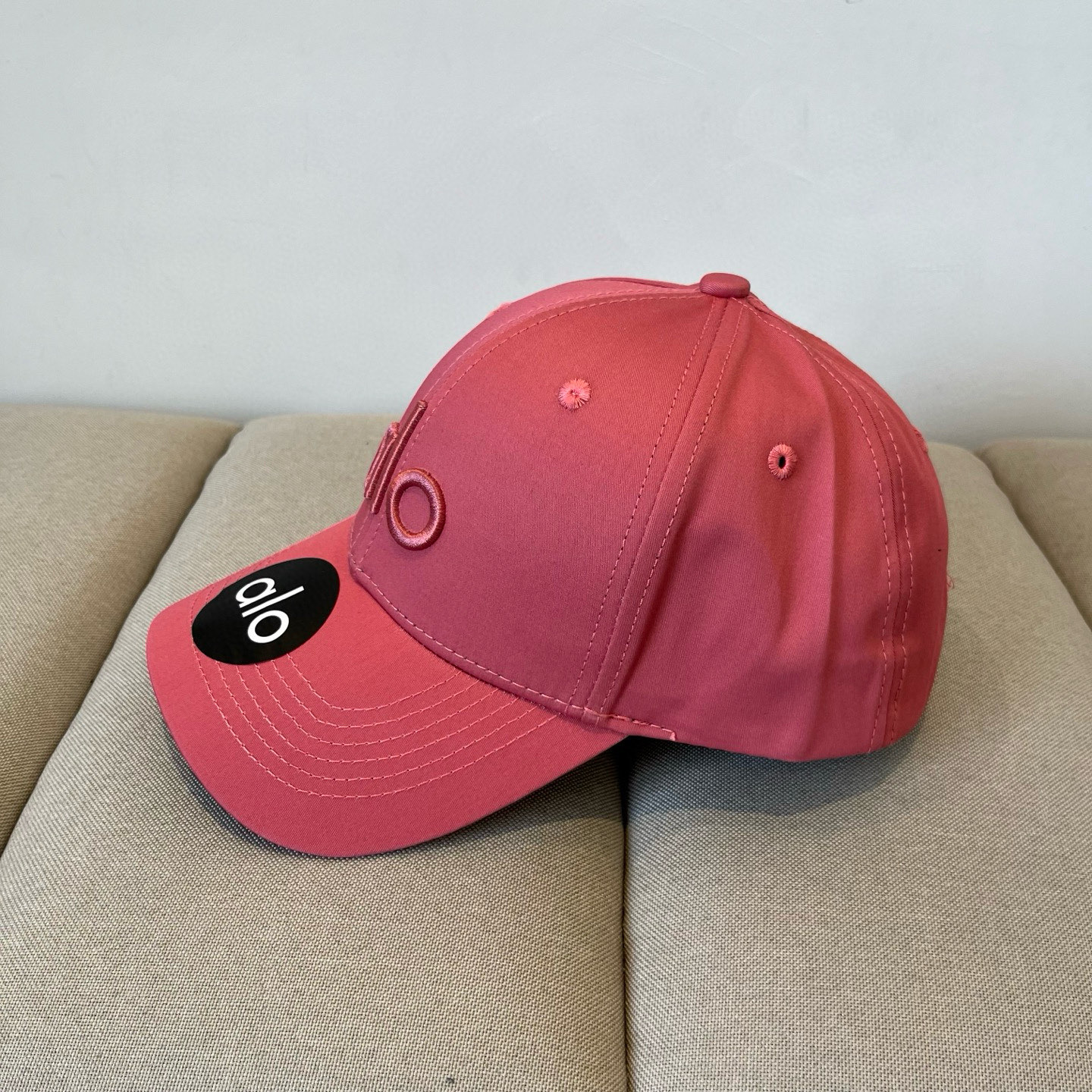  alo 新款定制棒球帽
🧢 设计感满满
日常穿搭 甜酷十足‼️
洋气 高级 不挑人‼️