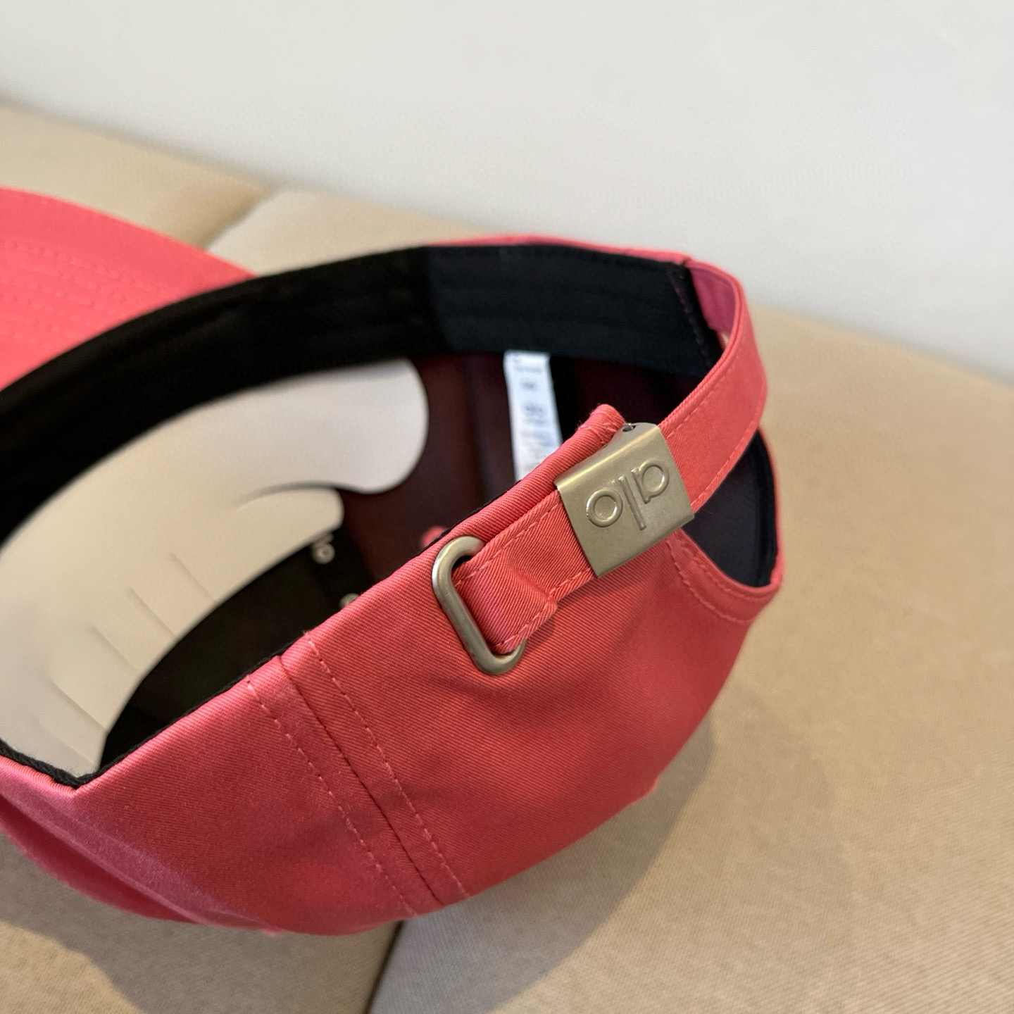  alo 新款定制棒球帽
🧢 设计感满满
日常穿搭 甜酷十足‼️
洋气 高级 不挑人‼️