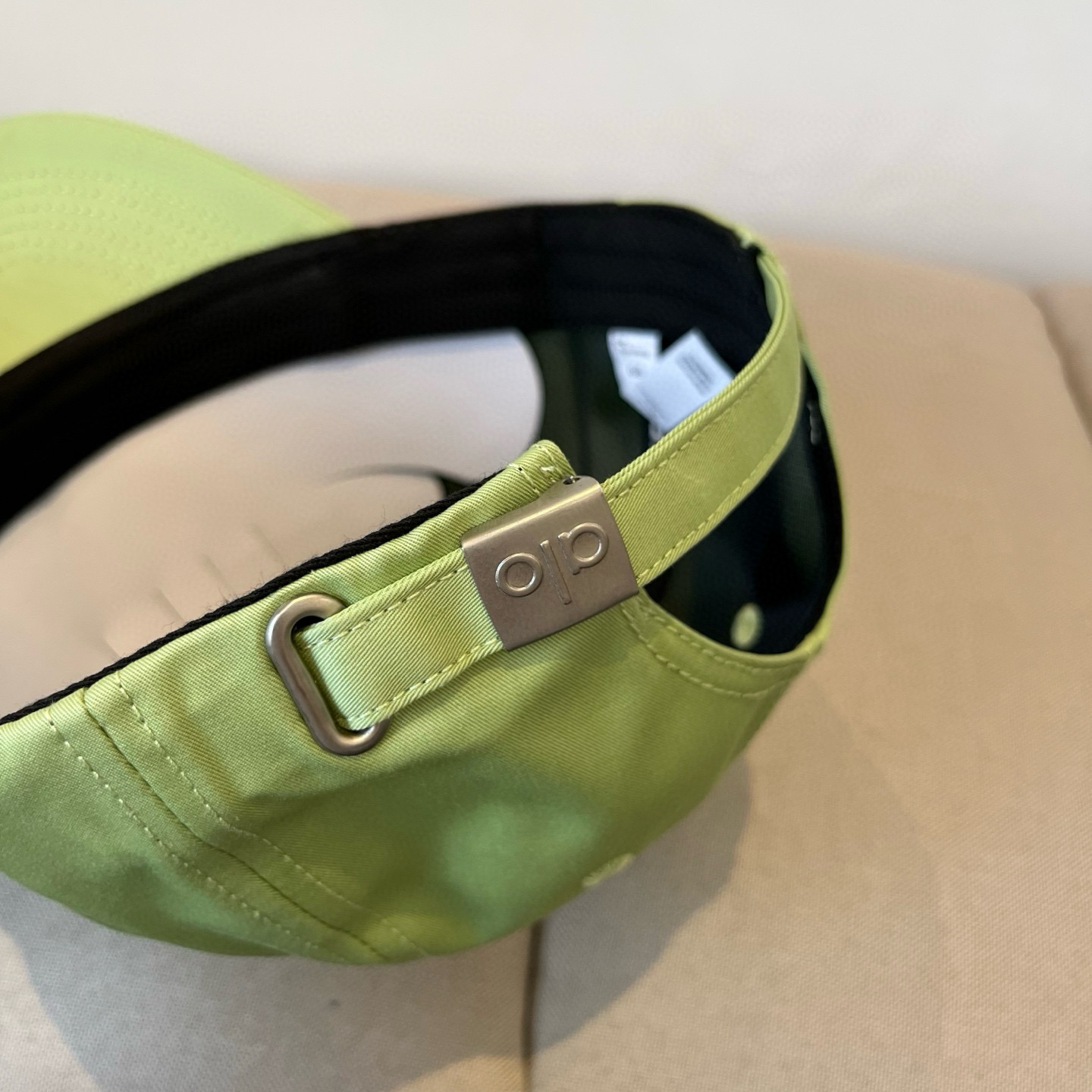  alo 新款定制棒球帽
🧢 设计感满满
日常穿搭 甜酷十足‼️
洋气 高级 不挑人‼️