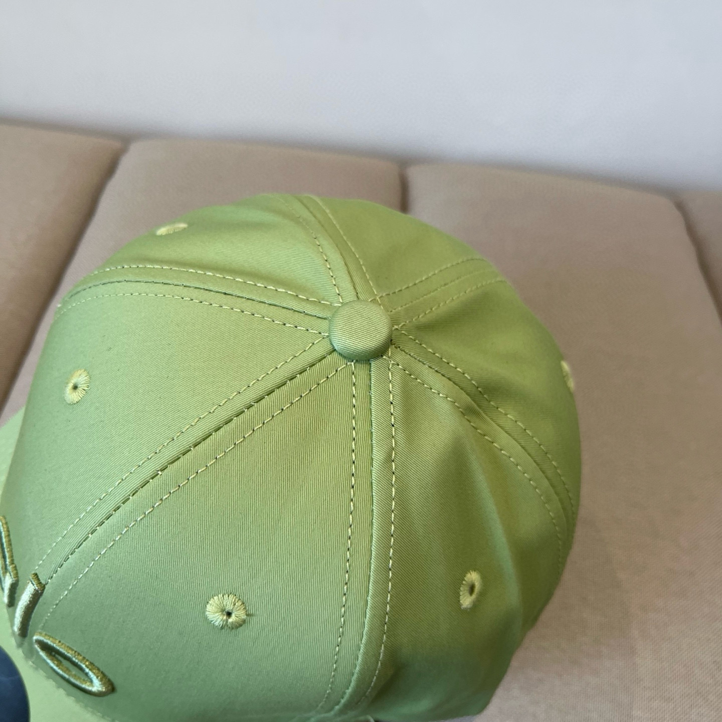  alo 新款定制棒球帽
🧢 设计感满满
日常穿搭 甜酷十足‼️
洋气 高级 不挑人‼️