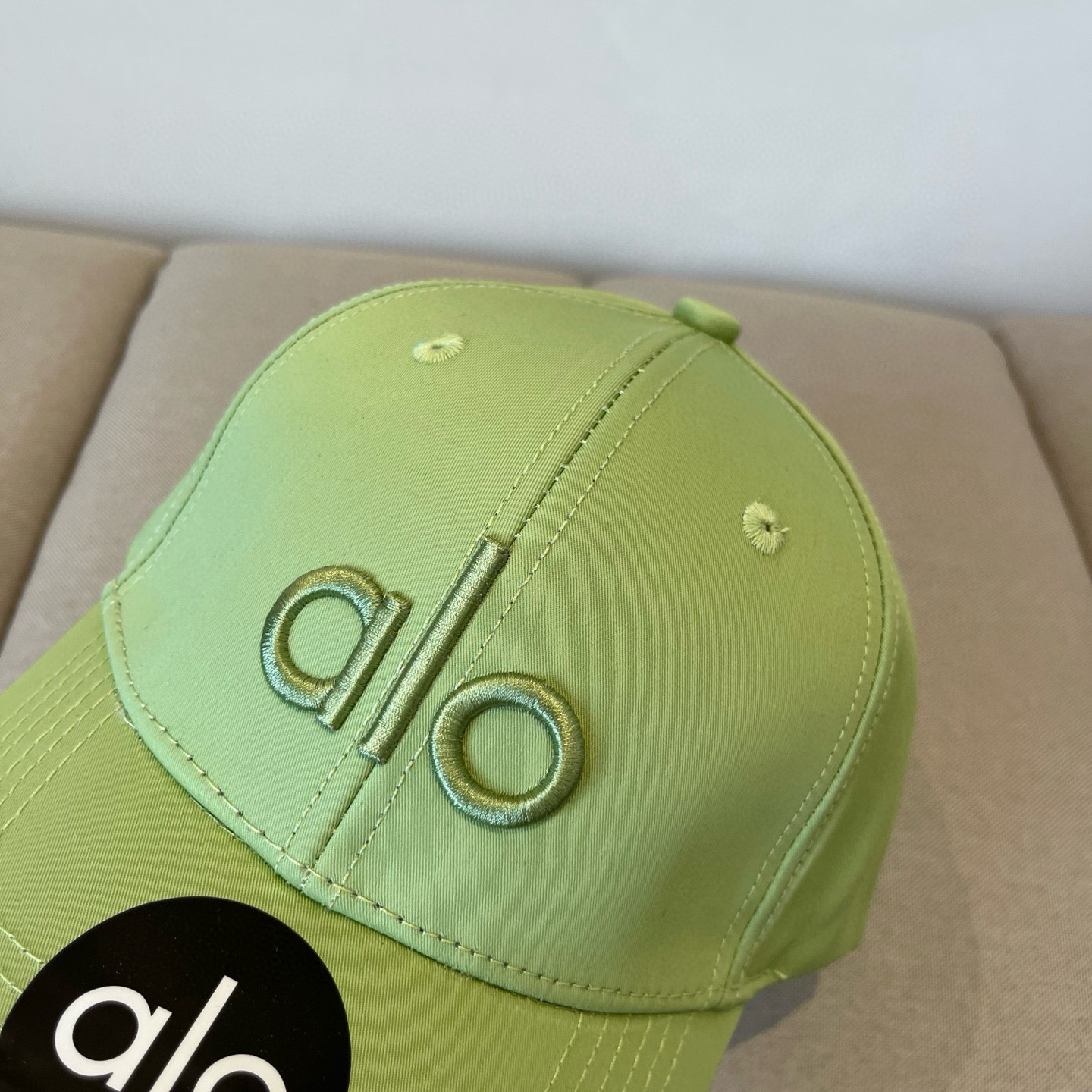  alo 新款定制棒球帽
🧢 设计感满满
日常穿搭 甜酷十足‼️
洋气 高级 不挑人‼️