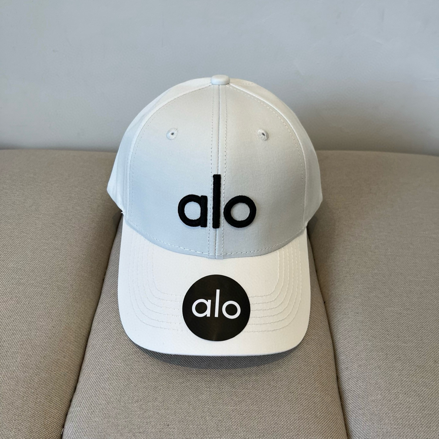  alo 新款定制棒球帽
🧢 设计感满满
日常穿搭 甜酷十足‼️
洋气 高级 不挑人‼️