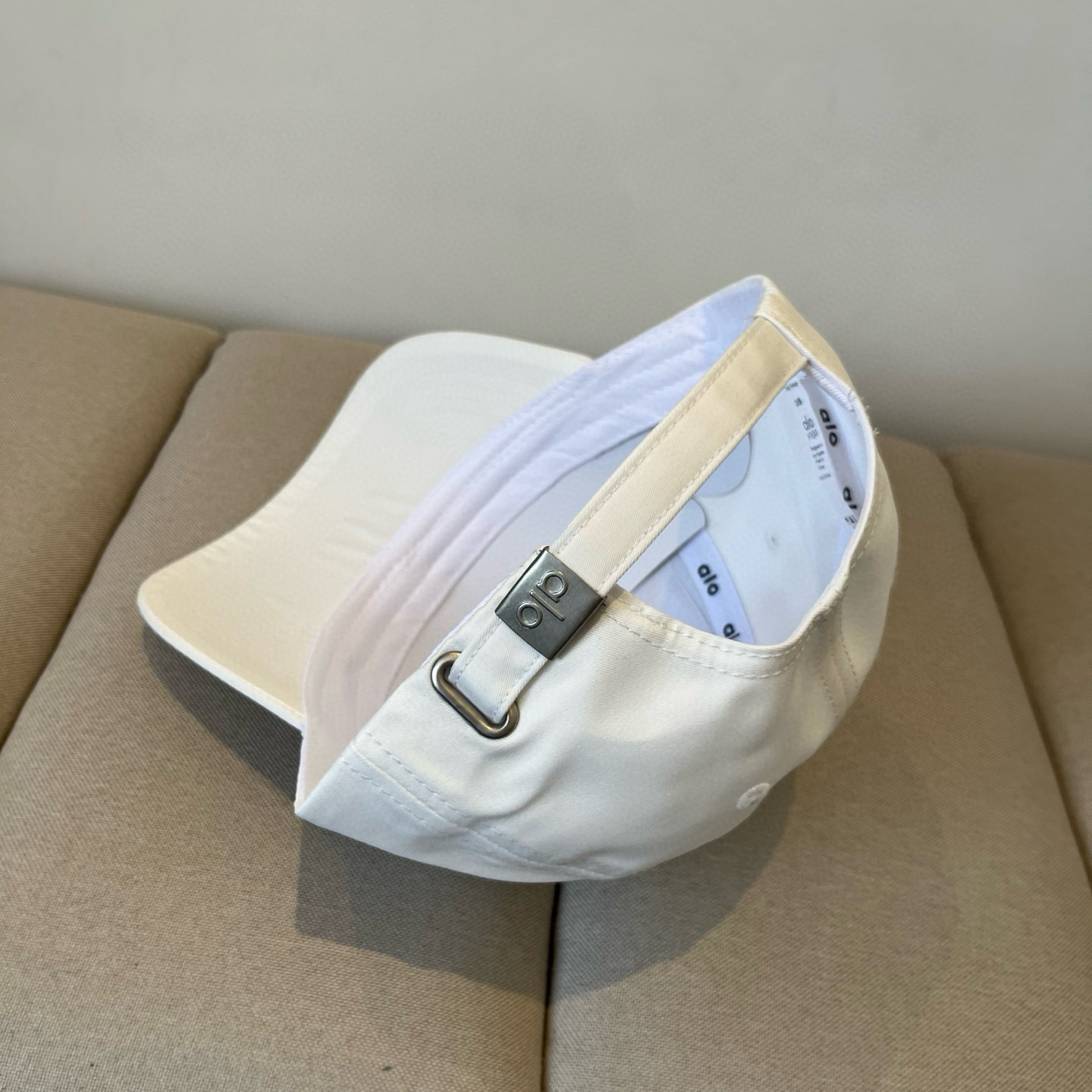  alo 新款定制棒球帽
🧢 设计感满满
日常穿搭 甜酷十足‼️
洋气 高级 不挑人‼️