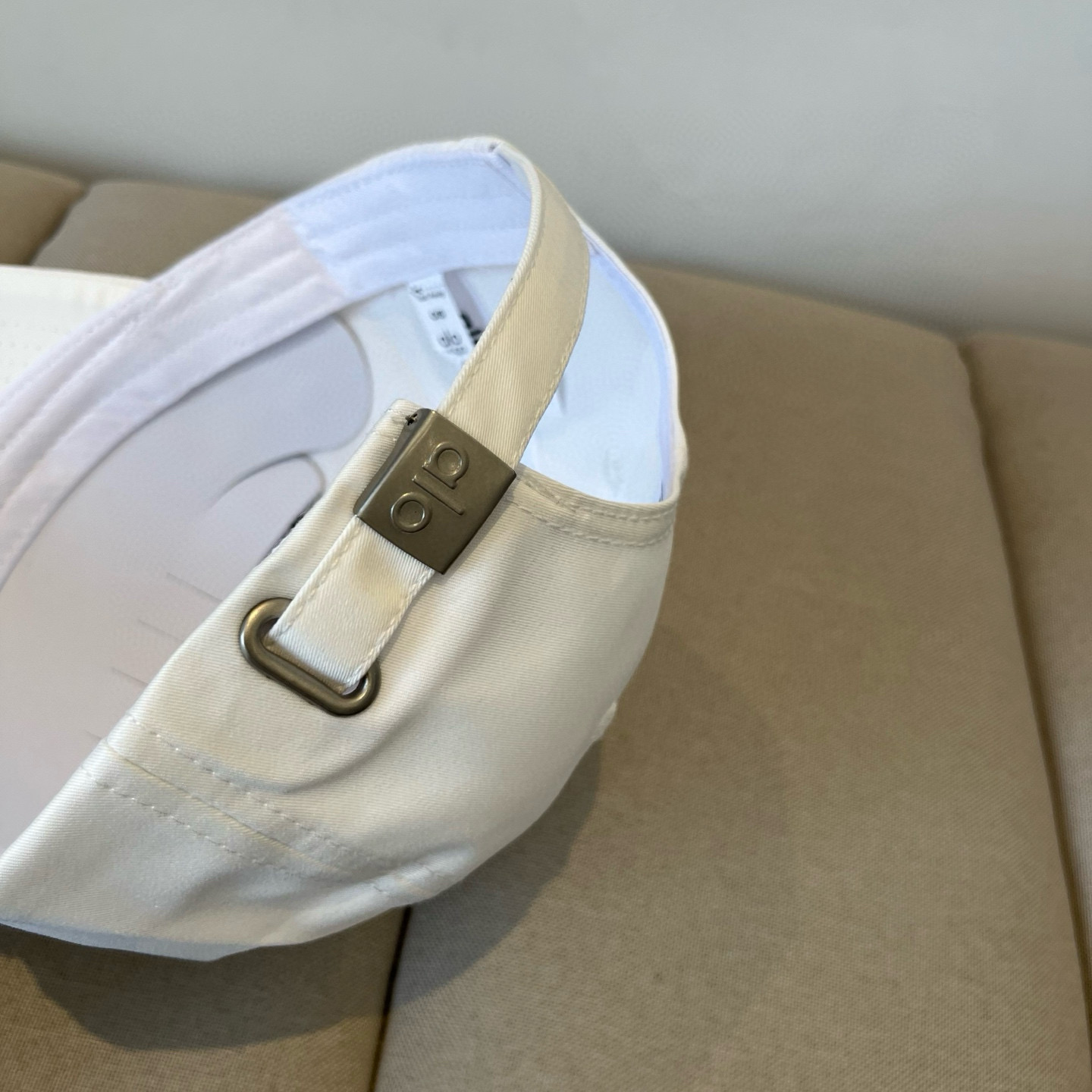  alo 新款定制棒球帽
🧢 设计感满满
日常穿搭 甜酷十足‼️
洋气 高级 不挑人‼️