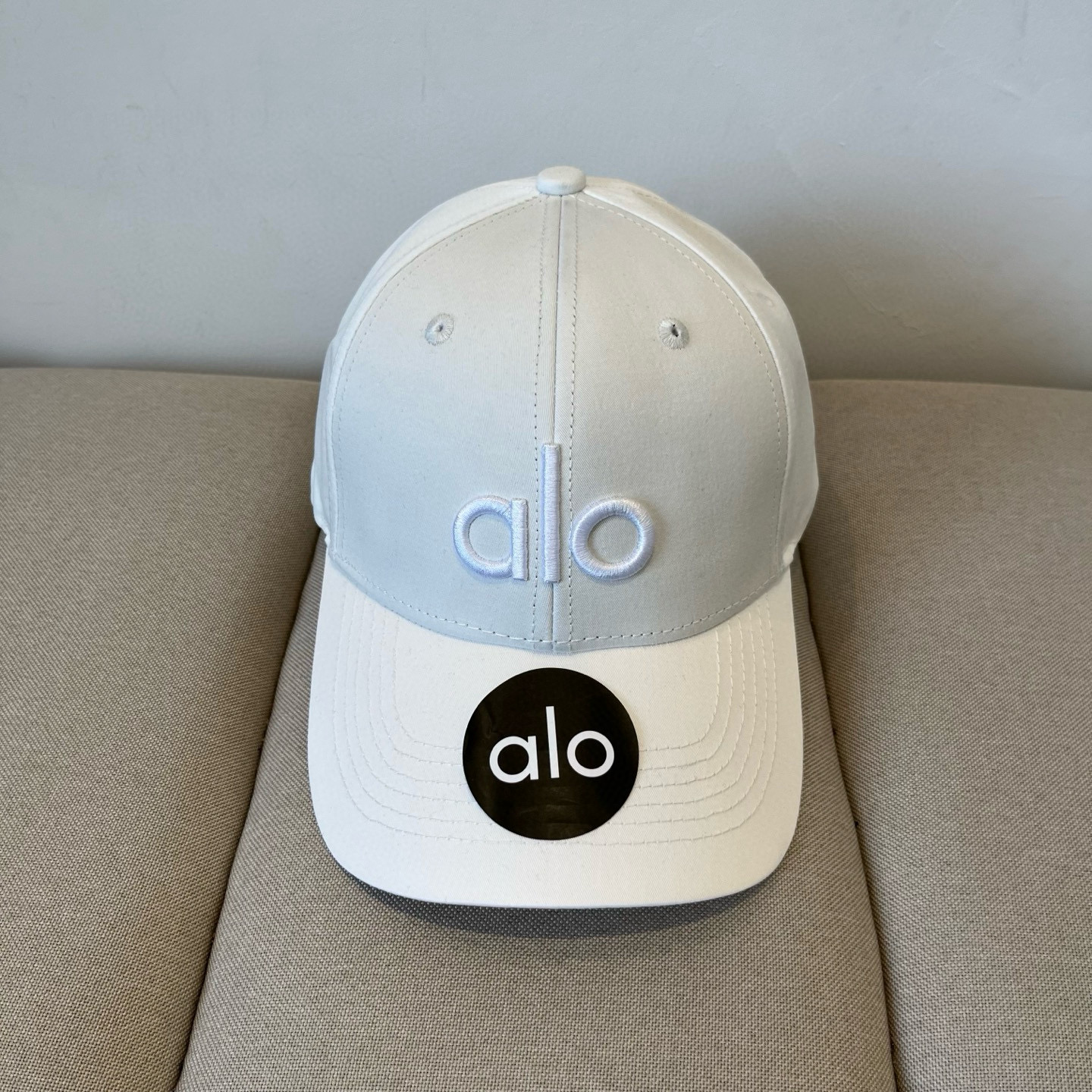  alo 新款定制棒球帽
🧢 设计感满满
日常穿搭 甜酷十足‼️
洋气 高级 不挑人‼️