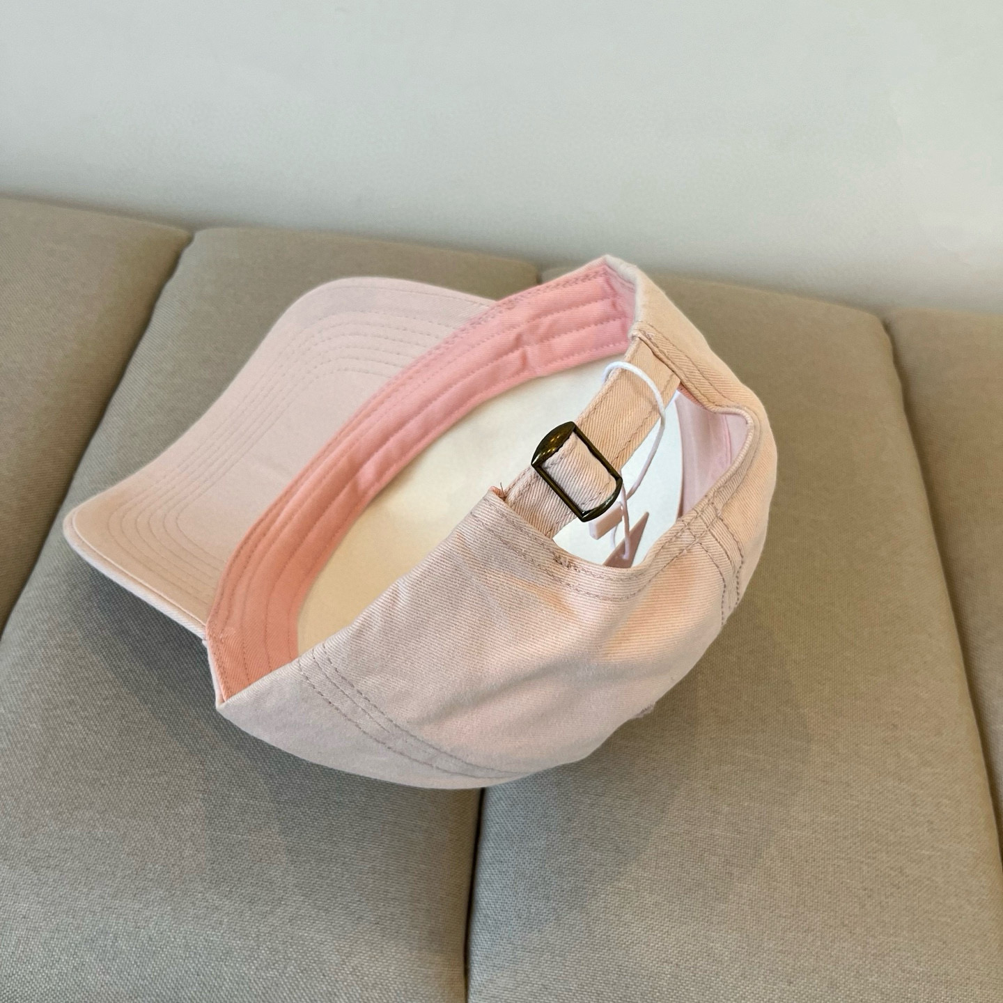  alo 新款定制棒球帽
🧢 设计感满满
日常穿搭 甜酷十足‼️
洋气 高级 不挑人‼️