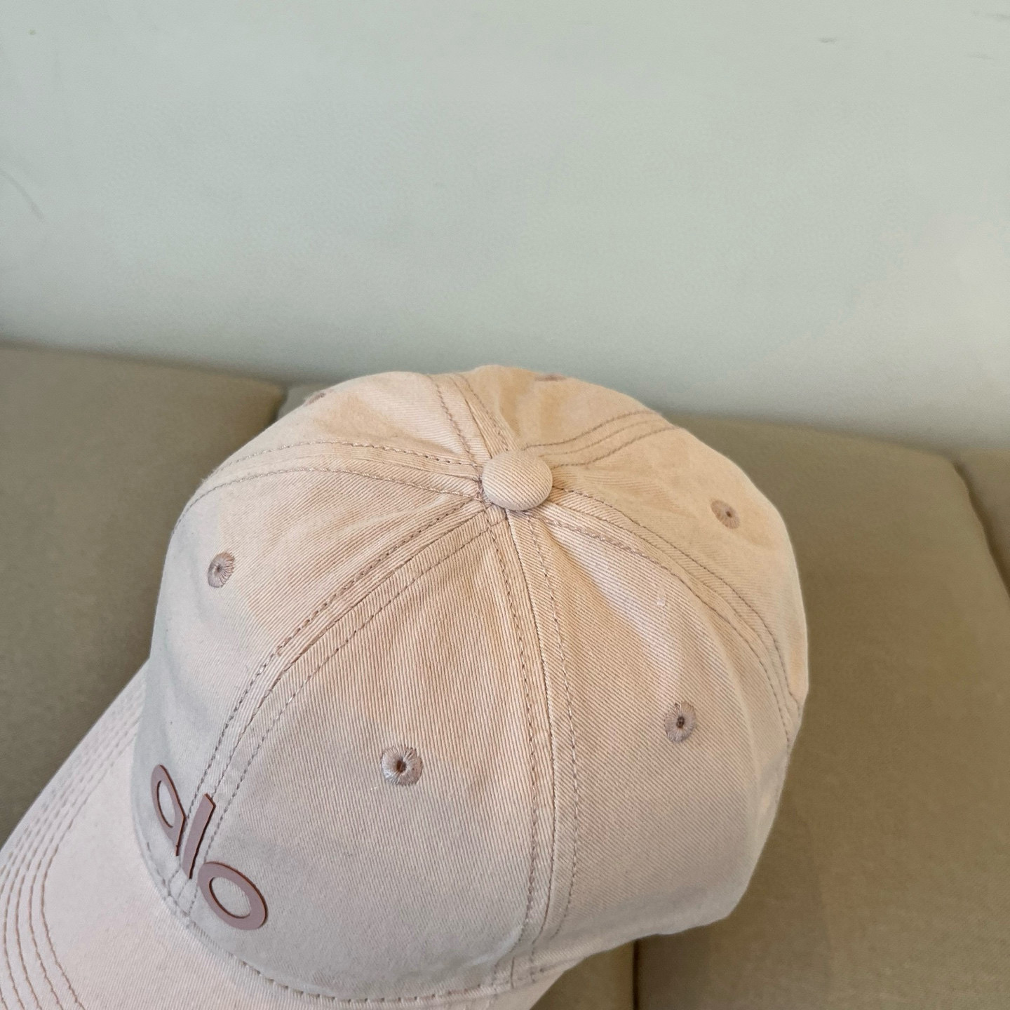  alo 新款定制棒球帽
🧢 设计感满满
日常穿搭 甜酷十足‼️
洋气 高级 不挑人‼️