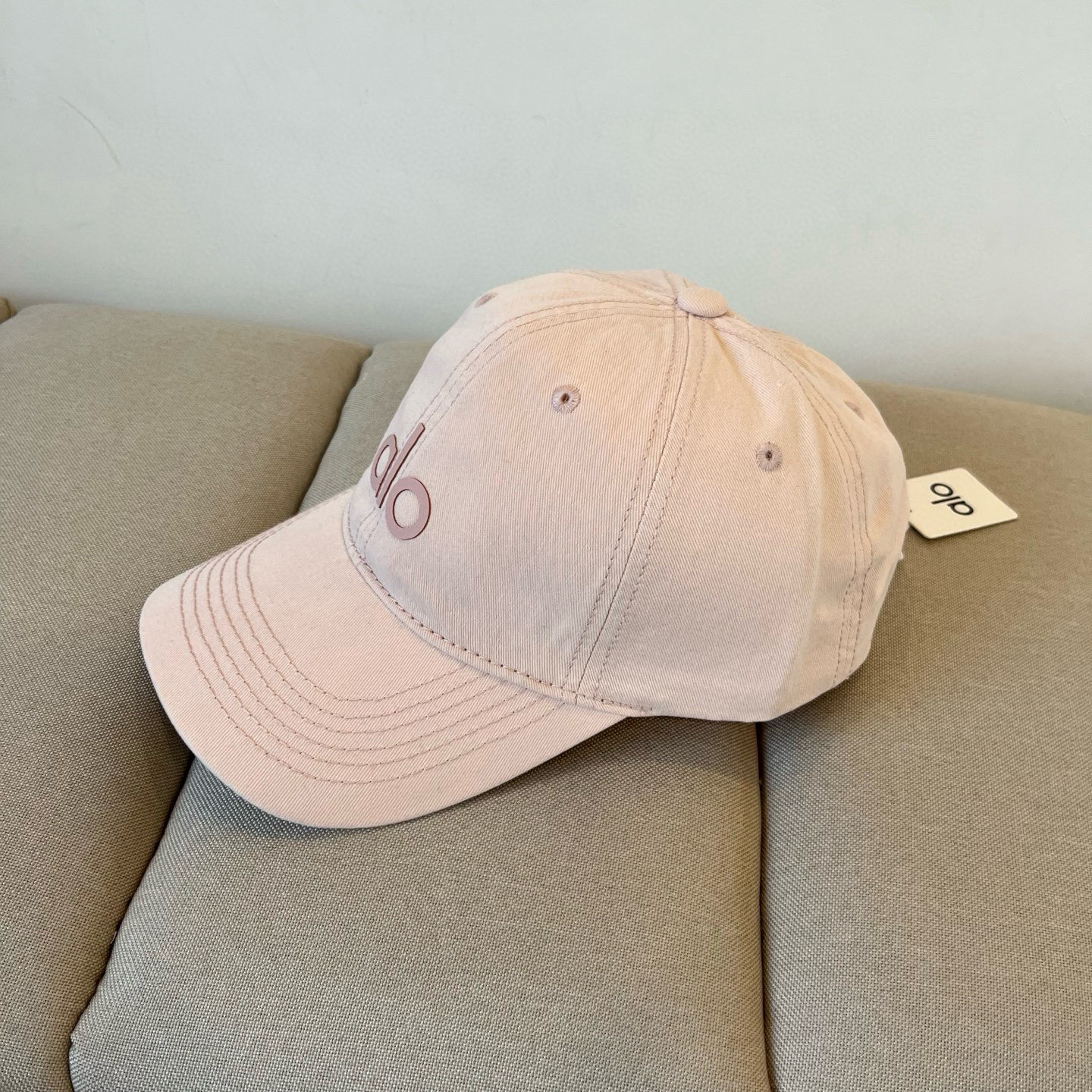  alo 新款定制棒球帽
🧢 设计感满满
日常穿搭 甜酷十足‼️
洋气 高级 不挑人‼️