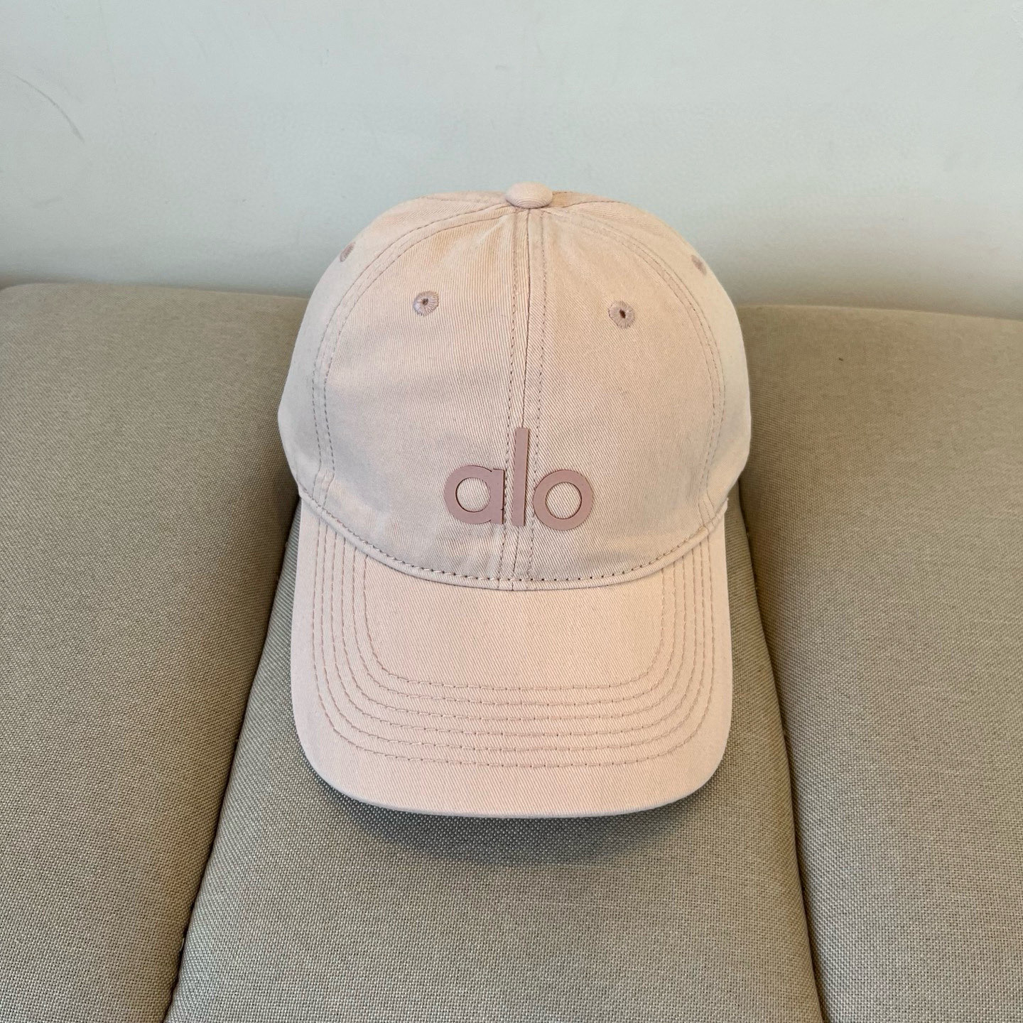  alo 新款定制棒球帽
🧢 设计感满满
日常穿搭 甜酷十足‼️
洋气 高级 不挑人‼️