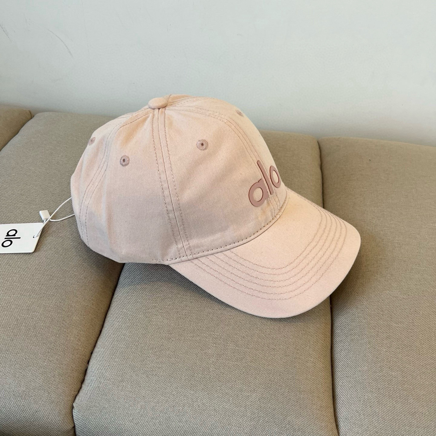  alo 新款定制棒球帽
🧢 设计感满满
日常穿搭 甜酷十足‼️
洋气 高级 不挑人‼️