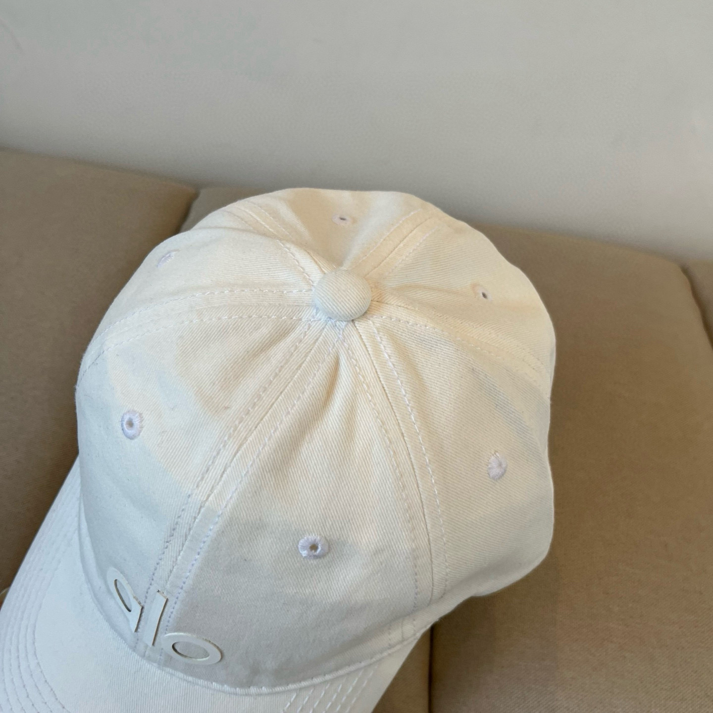  alo 新款定制棒球帽
🧢 设计感满满
日常穿搭 甜酷十足‼️
洋气 高级 不挑人‼️
