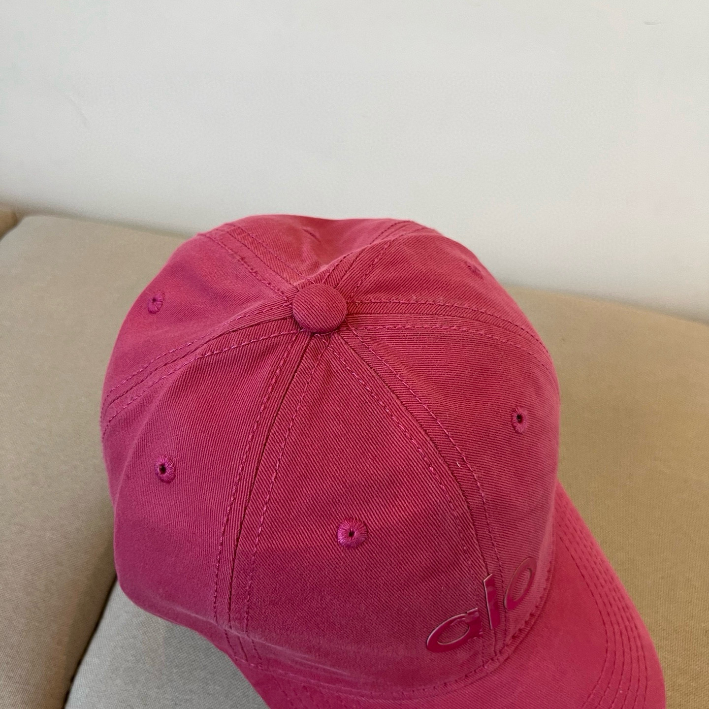  alo 新款定制棒球帽
🧢 设计感满满
日常穿搭 甜酷十足‼️
洋气 高级 不挑人‼️