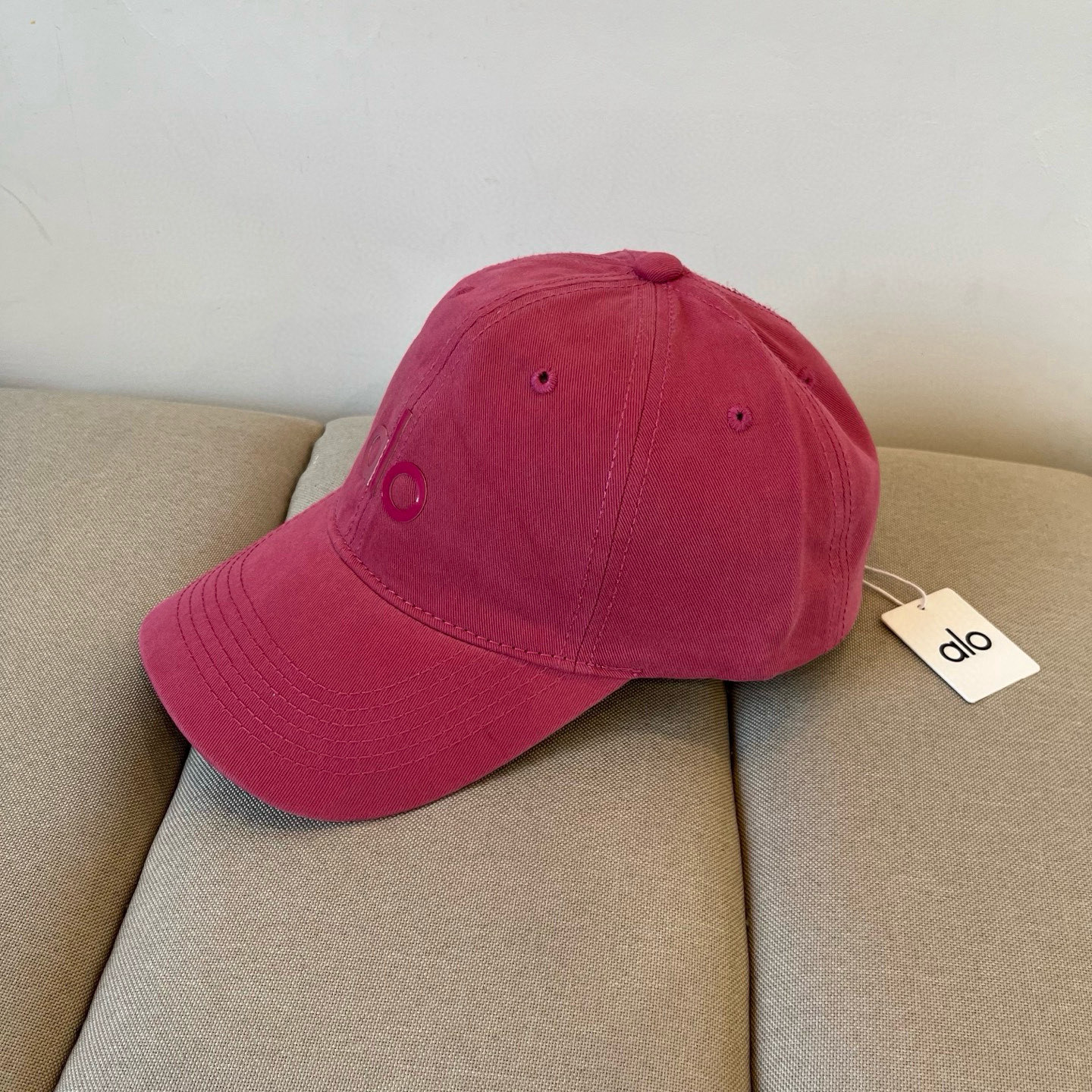  alo 新款定制棒球帽
🧢 设计感满满
日常穿搭 甜酷十足‼️
洋气 高级 不挑人‼️