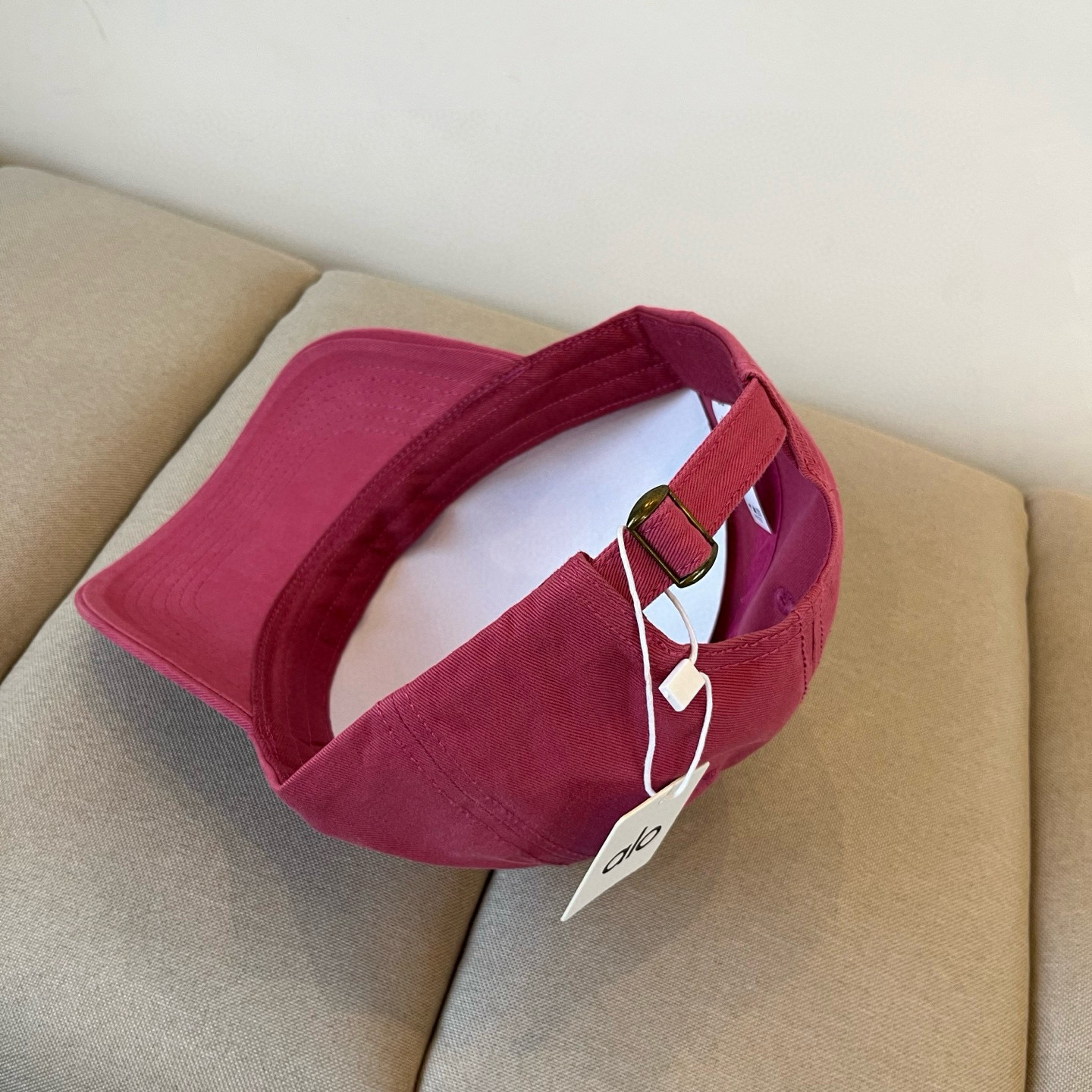  alo 新款定制棒球帽
🧢 设计感满满
日常穿搭 甜酷十足‼️
洋气 高级 不挑人‼️