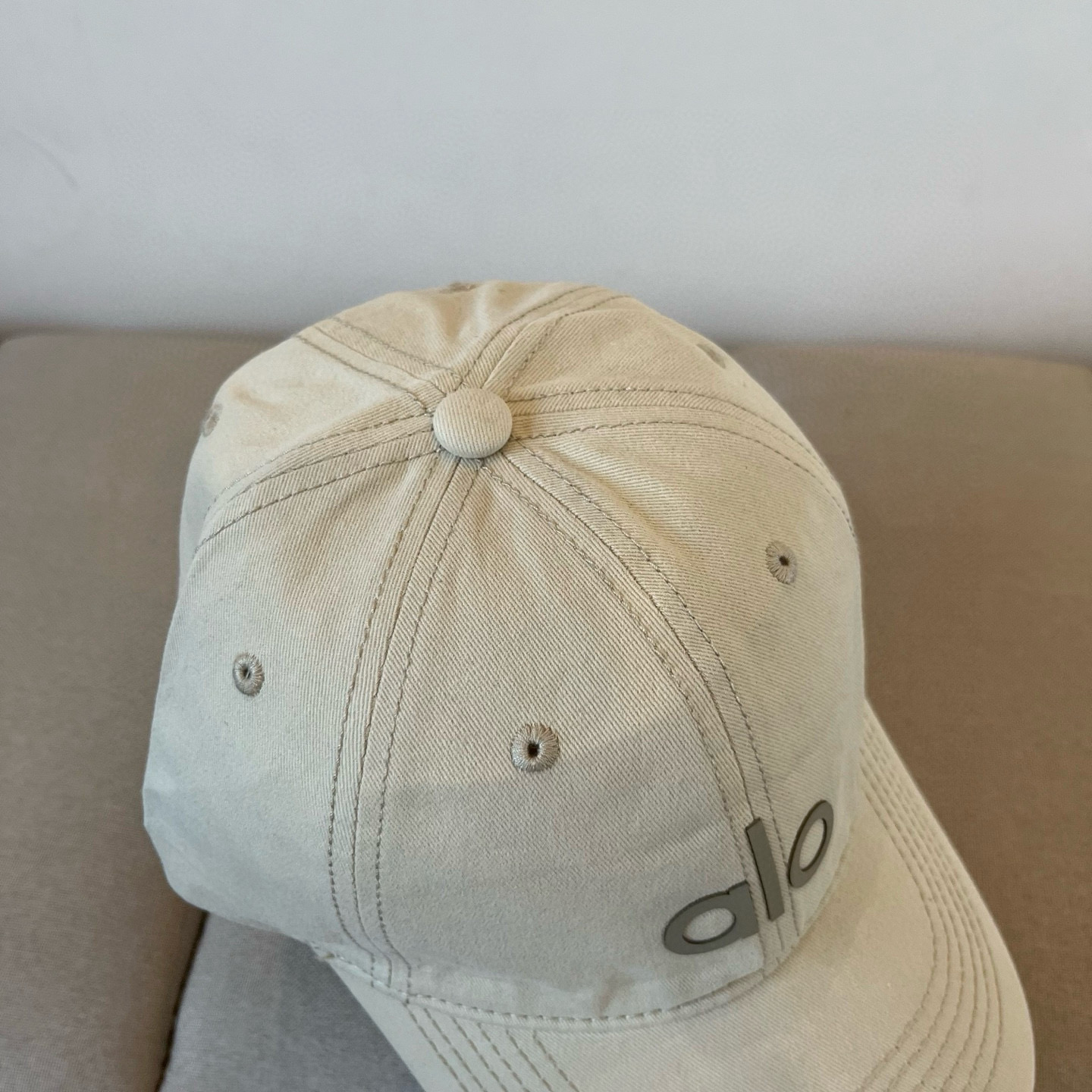  alo 新款定制棒球帽
🧢 设计感满满
日常穿搭 甜酷十足‼️
洋气 高级 不挑人‼️