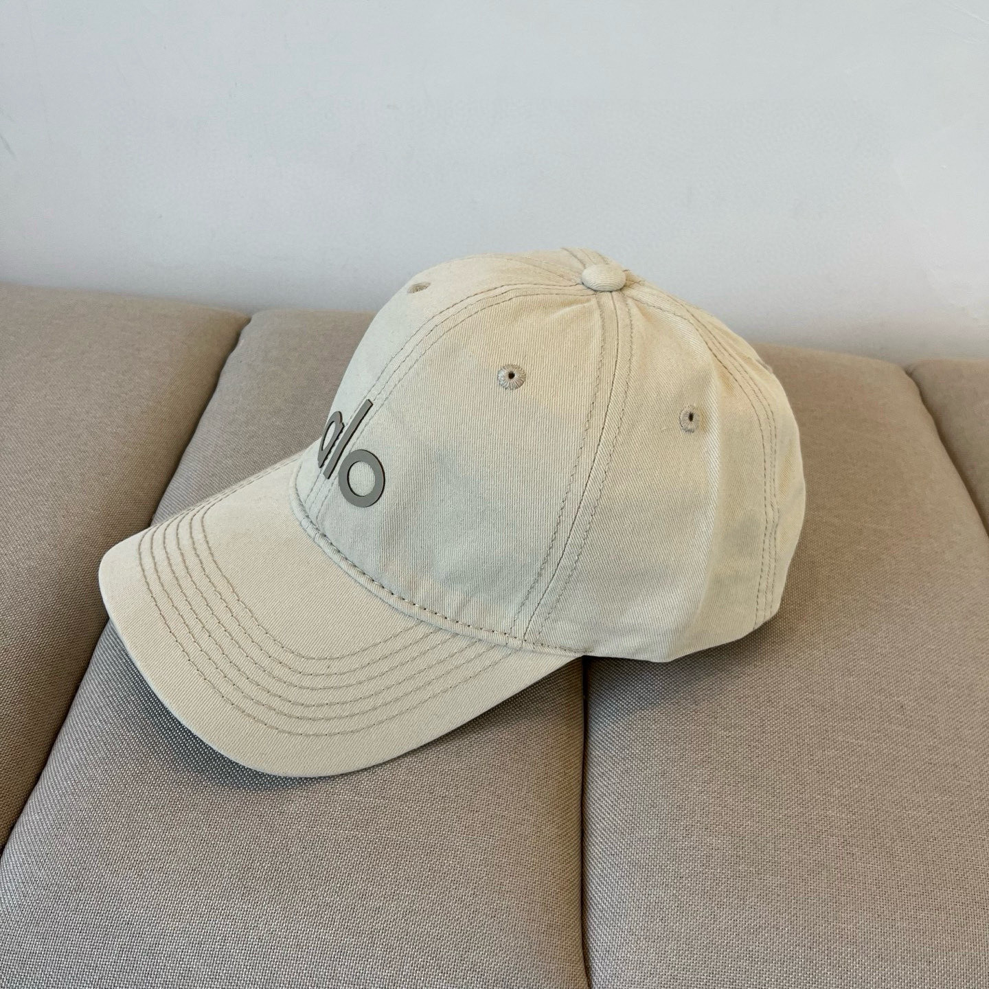  alo 新款定制棒球帽
🧢 设计感满满
日常穿搭 甜酷十足‼️
洋气 高级 不挑人‼️