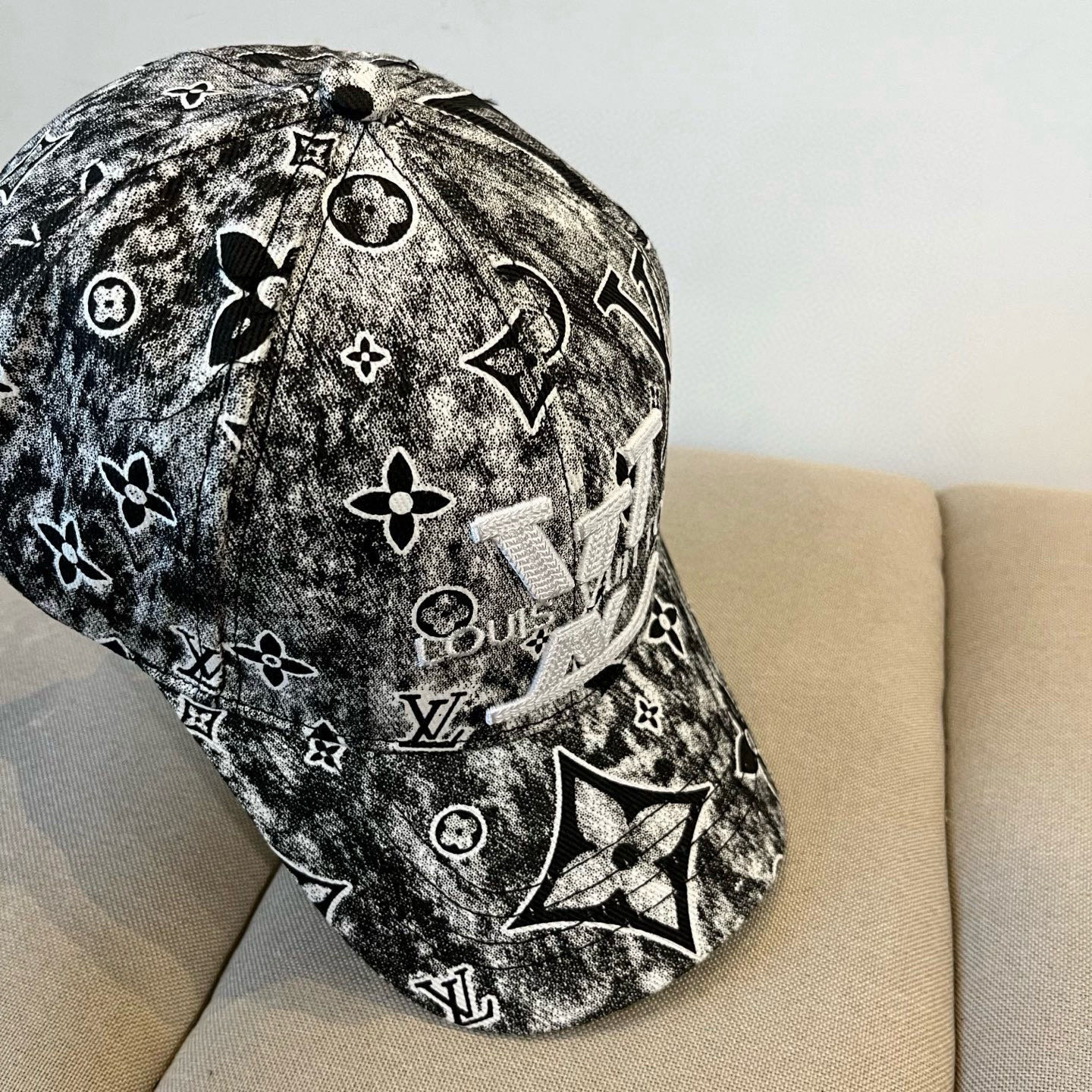 🧢路易威登棒球帽 LouisVuitton😍新款LV棒球帽，重工打造♥️高端大气，百搭款🤗男女通用！跑量