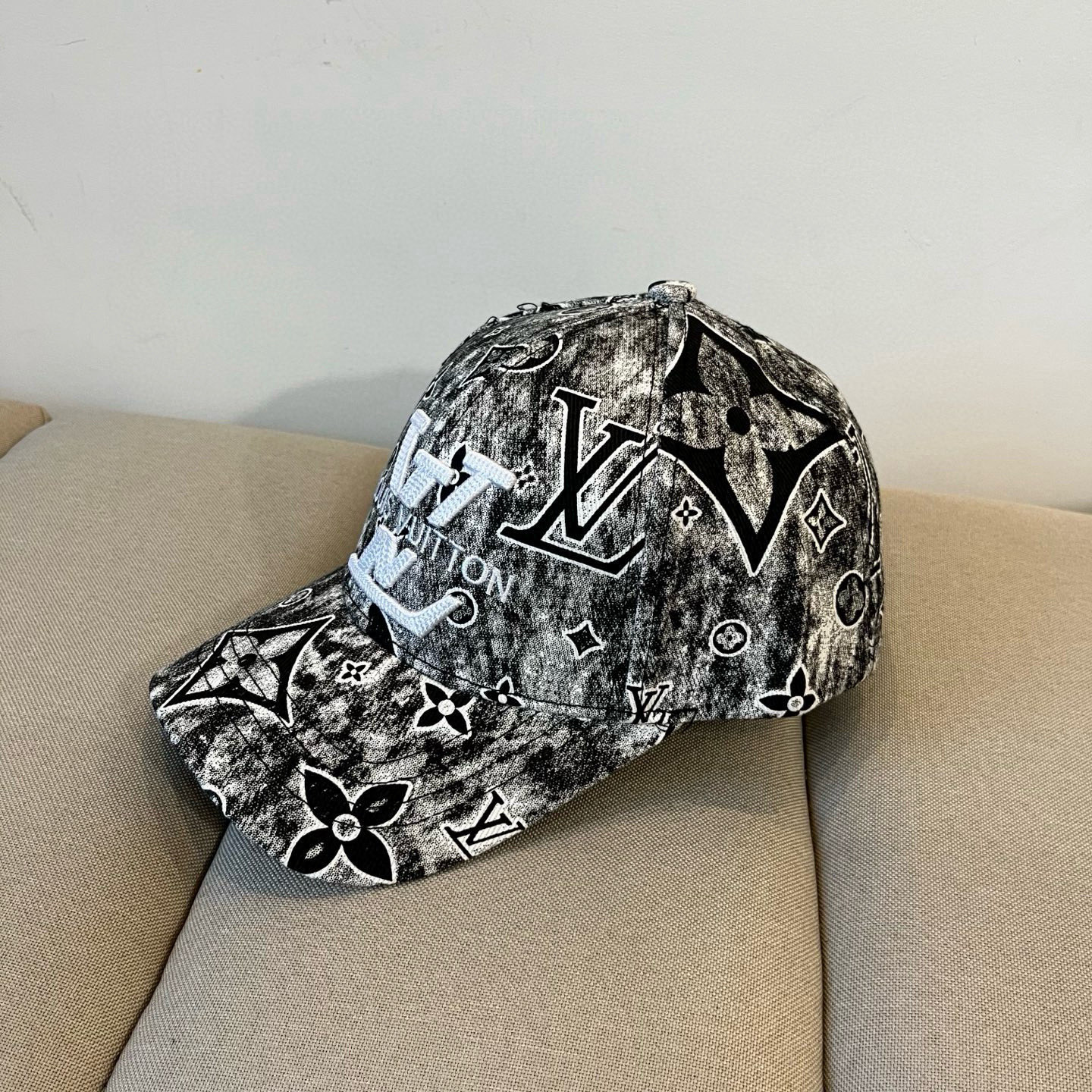🧢路易威登棒球帽 LouisVuitton😍新款LV棒球帽，重工打造♥️高端大气，百搭款🤗男女通用！跑量
