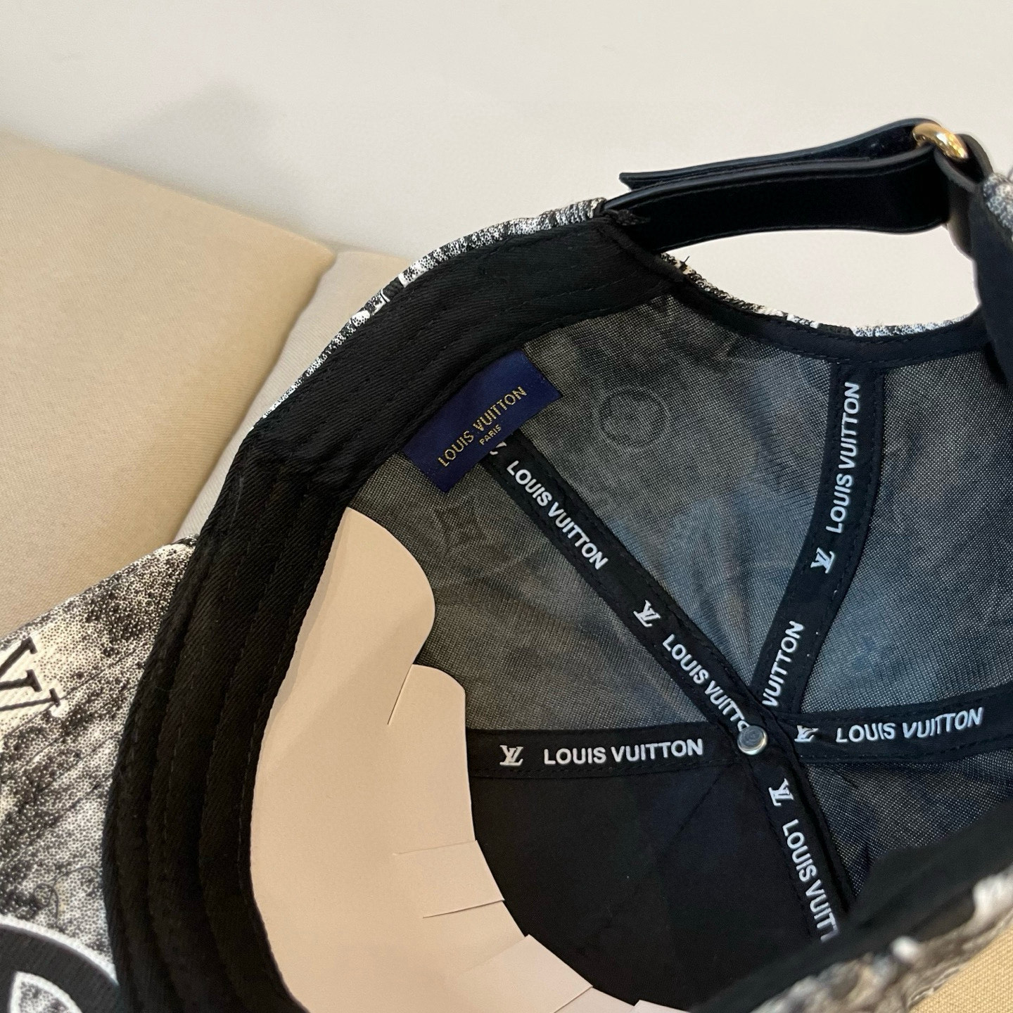 🧢路易威登棒球帽 LouisVuitton😍新款LV棒球帽，重工打造♥️高端大气，百搭款🤗男女通用！跑量