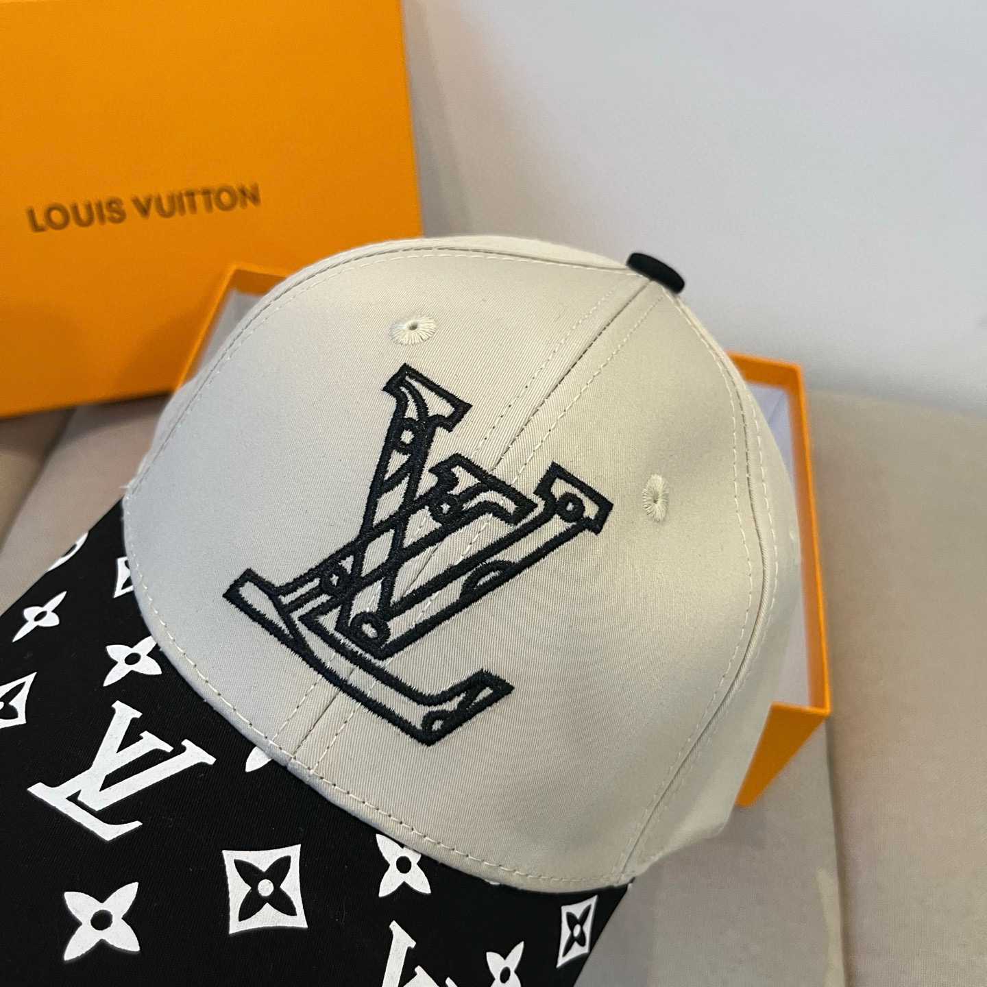 🧢路易威登棒球帽 LouisVuitton😍新款LV棒球帽，重工打造♥️高端大气，百搭款🤗男女通用！跑量