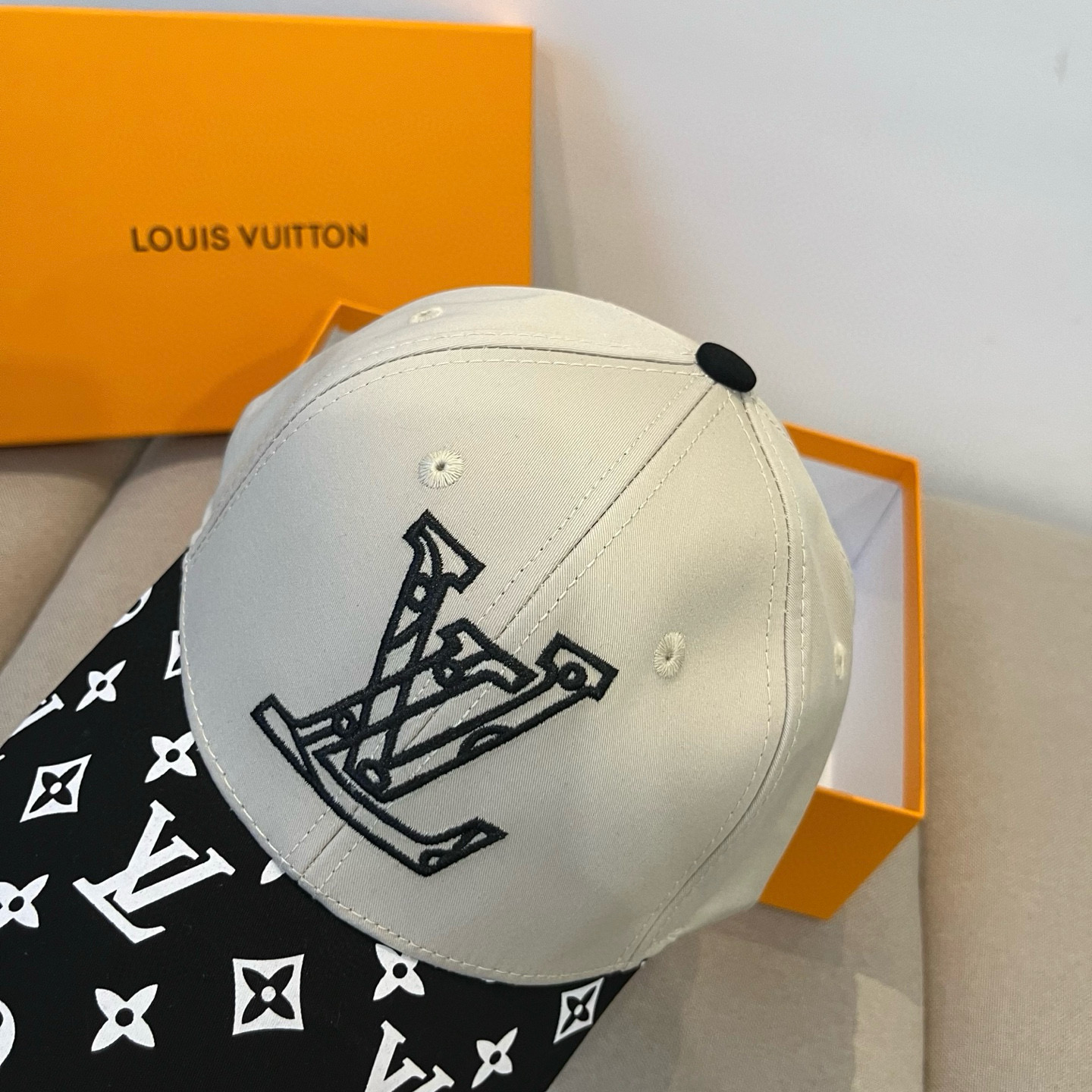 🧢路易威登棒球帽 LouisVuitton😍新款LV棒球帽，重工打造♥️高端大气，百搭款🤗男女通用！跑量