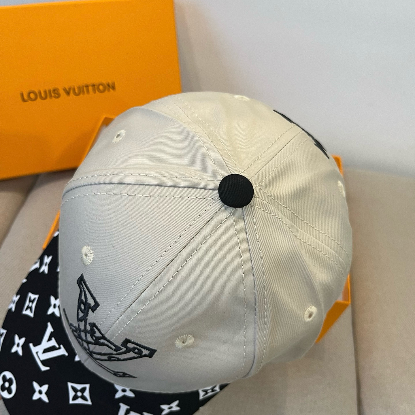 🧢路易威登棒球帽 LouisVuitton😍新款LV棒球帽，重工打造♥️高端大气，百搭款🤗男女通用！跑量