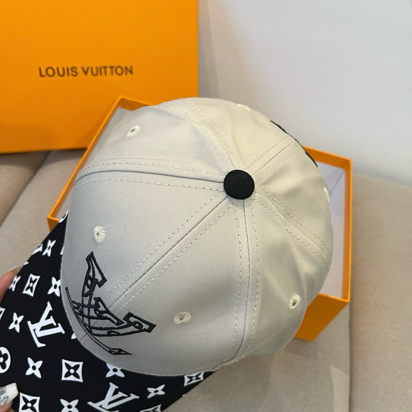 🧢路易威登棒球帽 LouisVuitton😍新款LV棒球帽，重工打造♥️高端大气，百搭款🤗男女通用！跑量