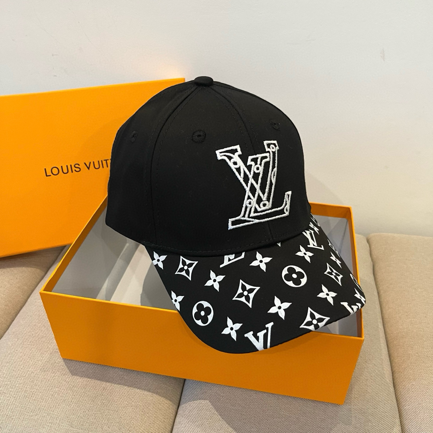 🧢路易威登棒球帽 LouisVuitton😍新款LV棒球帽，重工打造♥️高端大气，百搭款🤗男女通用！跑量