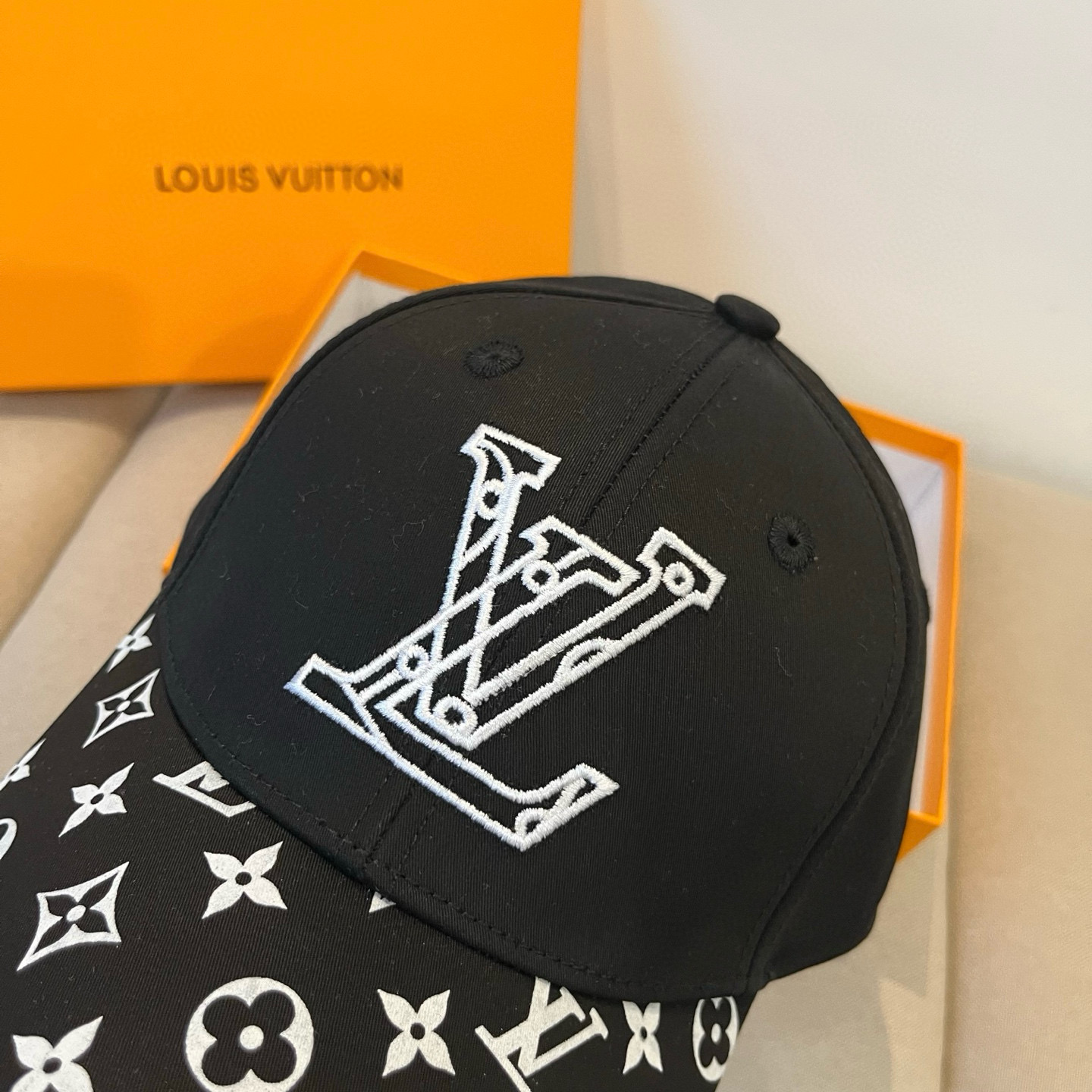 🧢路易威登棒球帽 LouisVuitton😍新款LV棒球帽，重工打造♥️高端大气，百搭款🤗男女通用！跑量