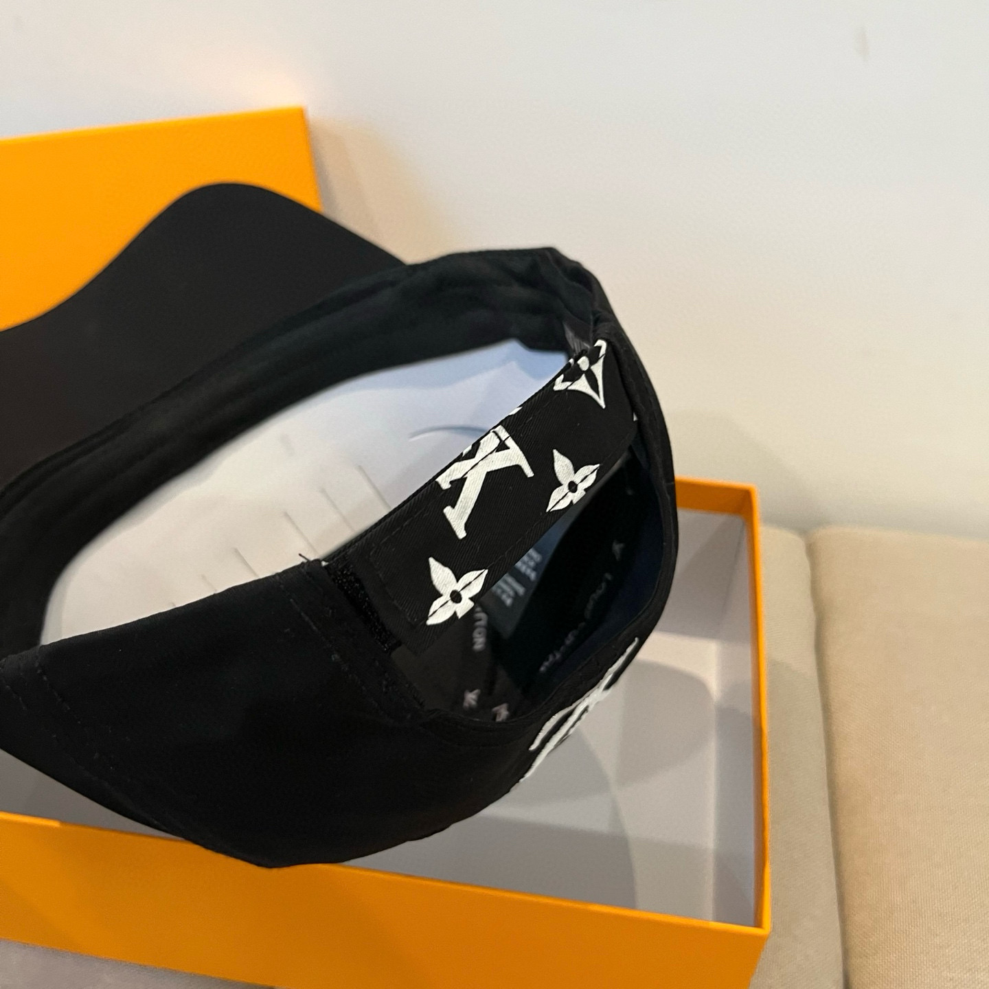 🧢路易威登棒球帽 LouisVuitton😍新款LV棒球帽，重工打造♥️高端大气，百搭款🤗男女通用！跑量