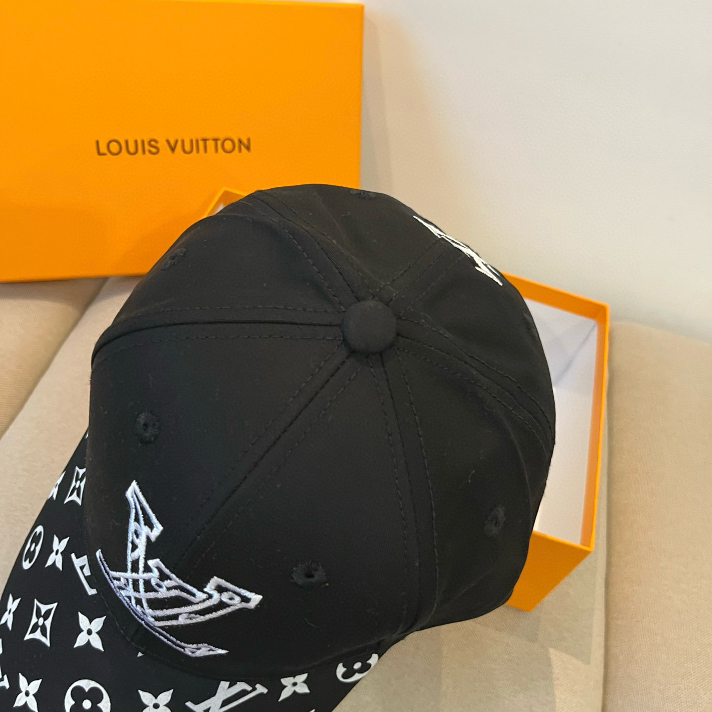 🧢路易威登棒球帽 LouisVuitton😍新款LV棒球帽，重工打造♥️高端大气，百搭款🤗男女通用！跑量