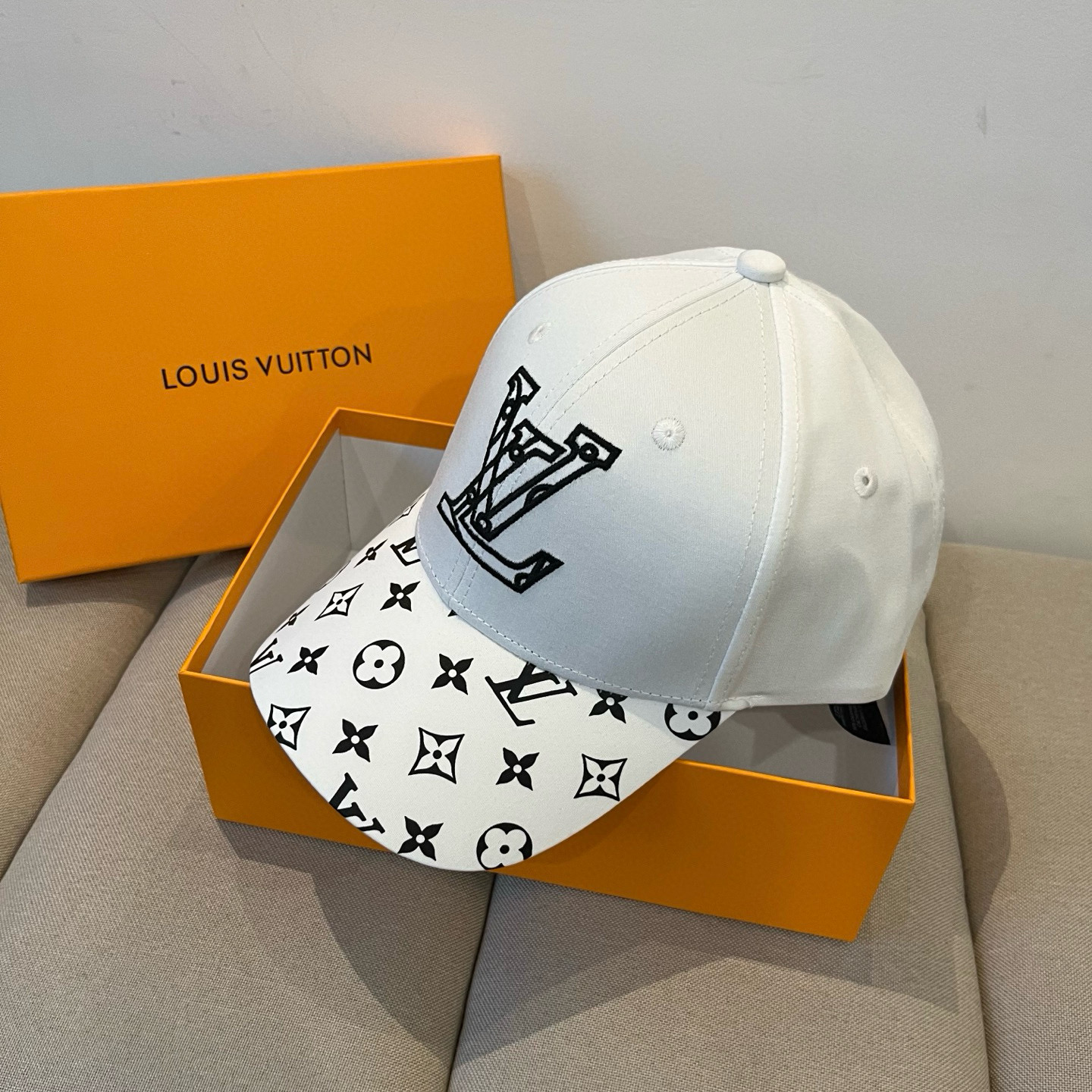 🧢路易威登棒球帽 LouisVuitton😍新款LV棒球帽，重工打造♥️高端大气，百搭款🤗男女通用！跑量