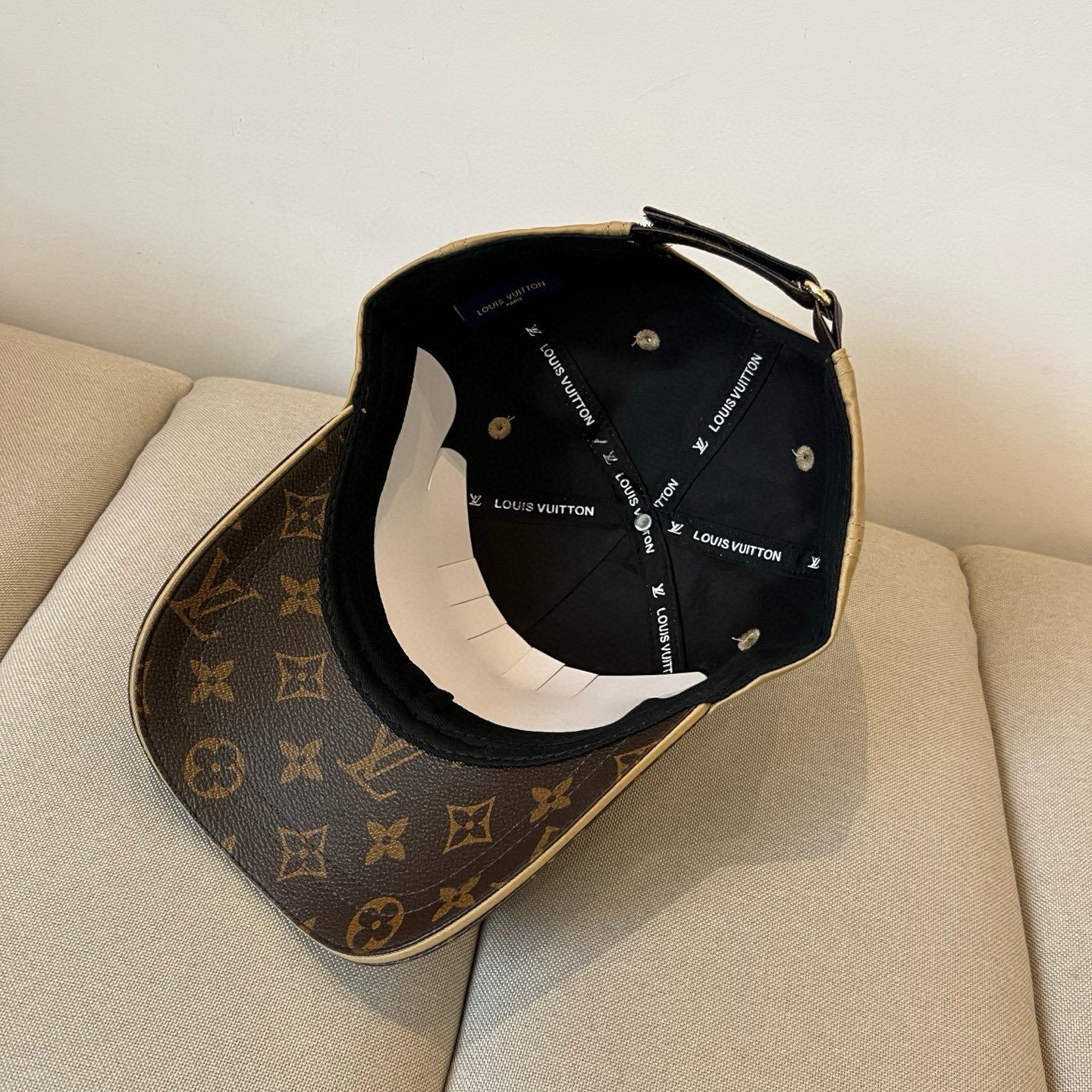 🧢路易威登棒球帽 LouisVuitton😍新款LV棒球帽，重工打造♥️高端大气，百搭款🤗男女通用！跑量